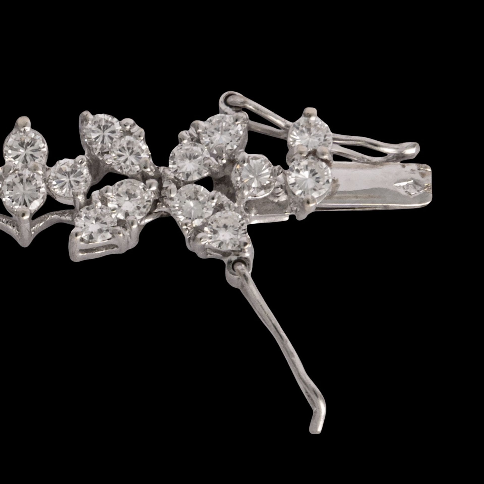 An 18ct white gold and floral set diamond riviere bracelet, total weight: 22,39 g - Bild 4 aus 4