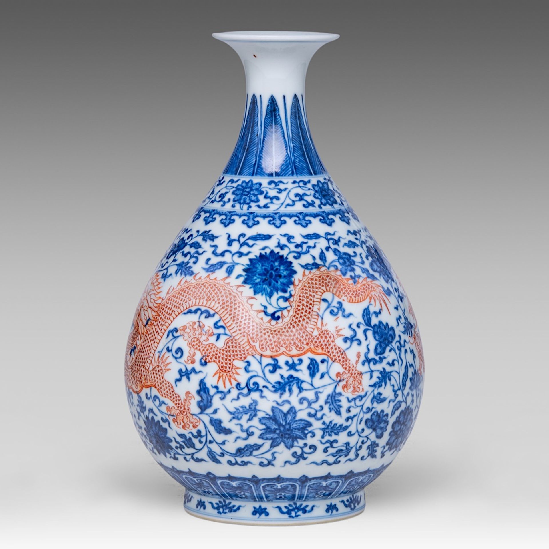 A Chinese underglaze blue and iron-red 'Dragon' yuhuchunping vase, with a Yongzheng mark, H 28,5 cm - Image 4 of 6