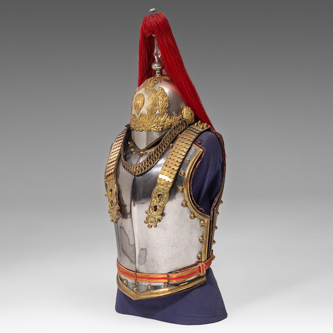 Cuirass and helmet of the Royal Horse Guards, metal and brass, 1928 83 x 34 x 42 cm. (32.6 x 13.3 x - Image 2 of 6