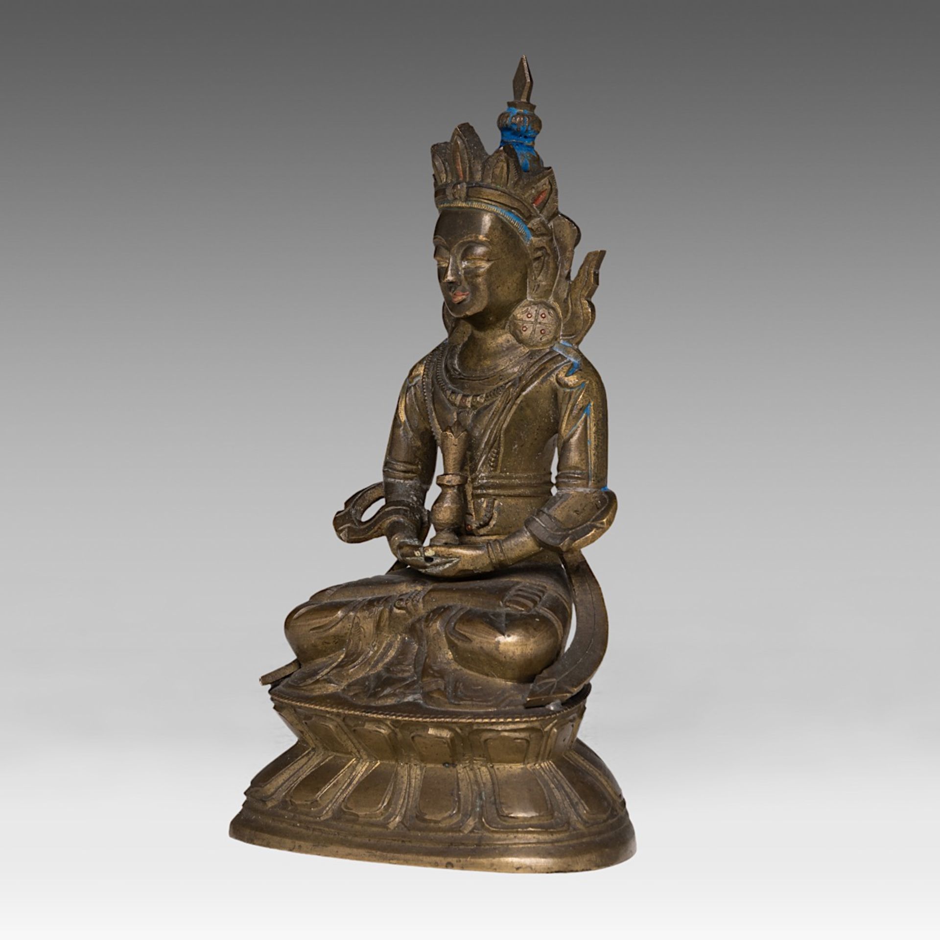 A Chinese bronze figure of Buddha Amitayus, 19thC, H 16,5 cm - added a Chinese Ming bronze 'Fu' wine - Bild 3 aus 16