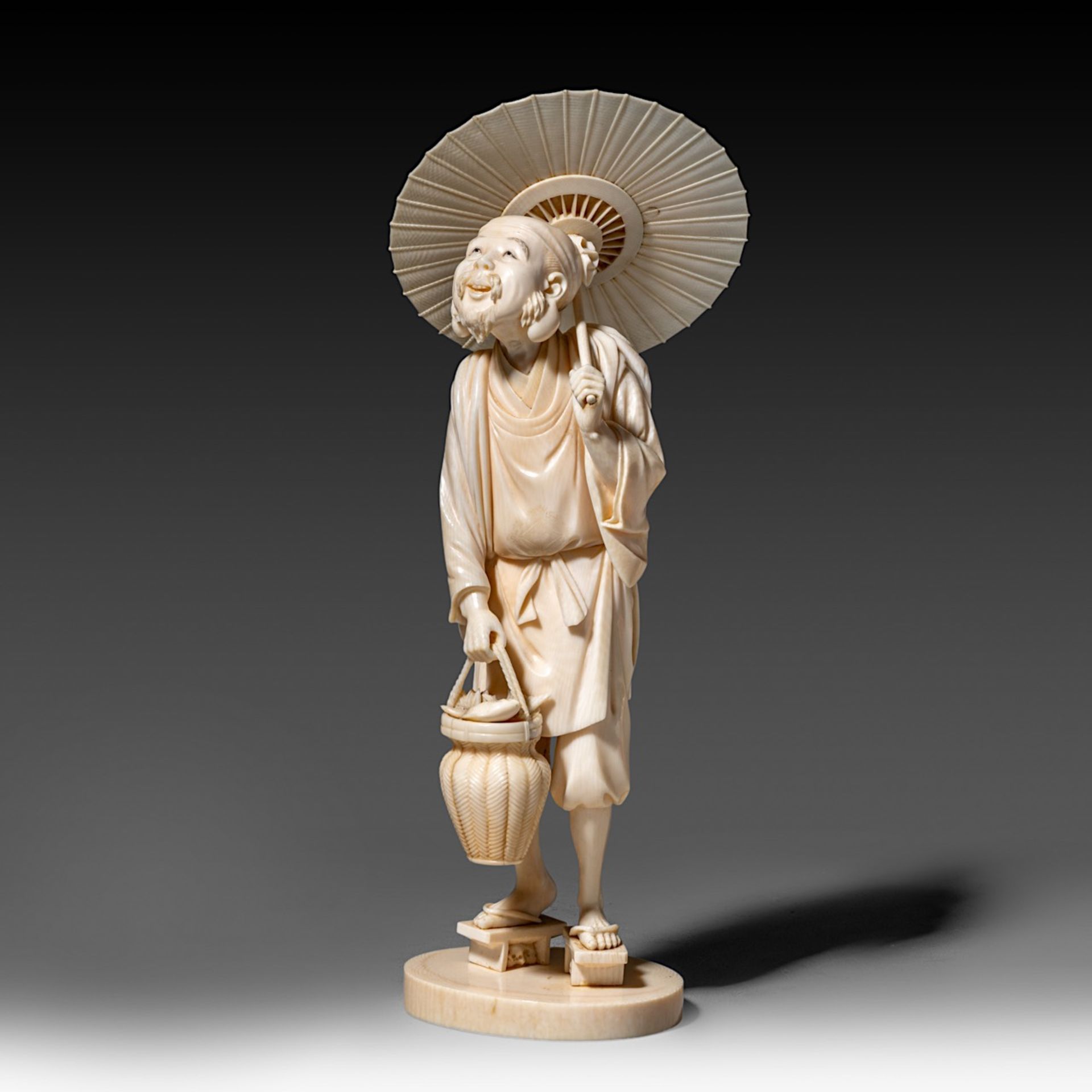 A very fine Japanese ivory okimono of a man with an umbrella, Tokyo school, Meiji period, H 23 cm - - Image 2 of 7