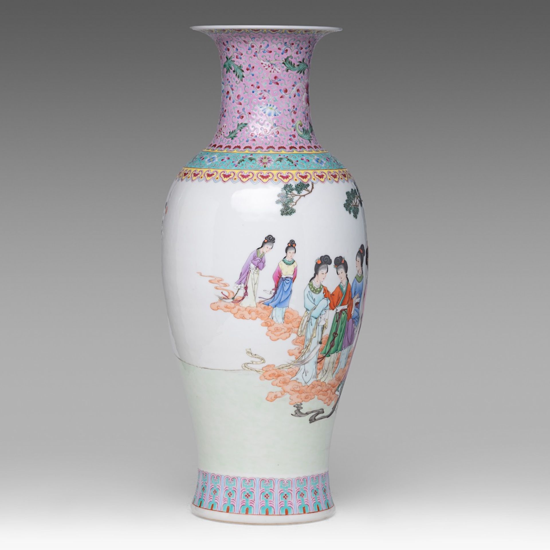 A Chinese famille rose 'Court Ladies in a Garden' baluster vase, the back with a signed text, 20thC, - Bild 4 aus 6