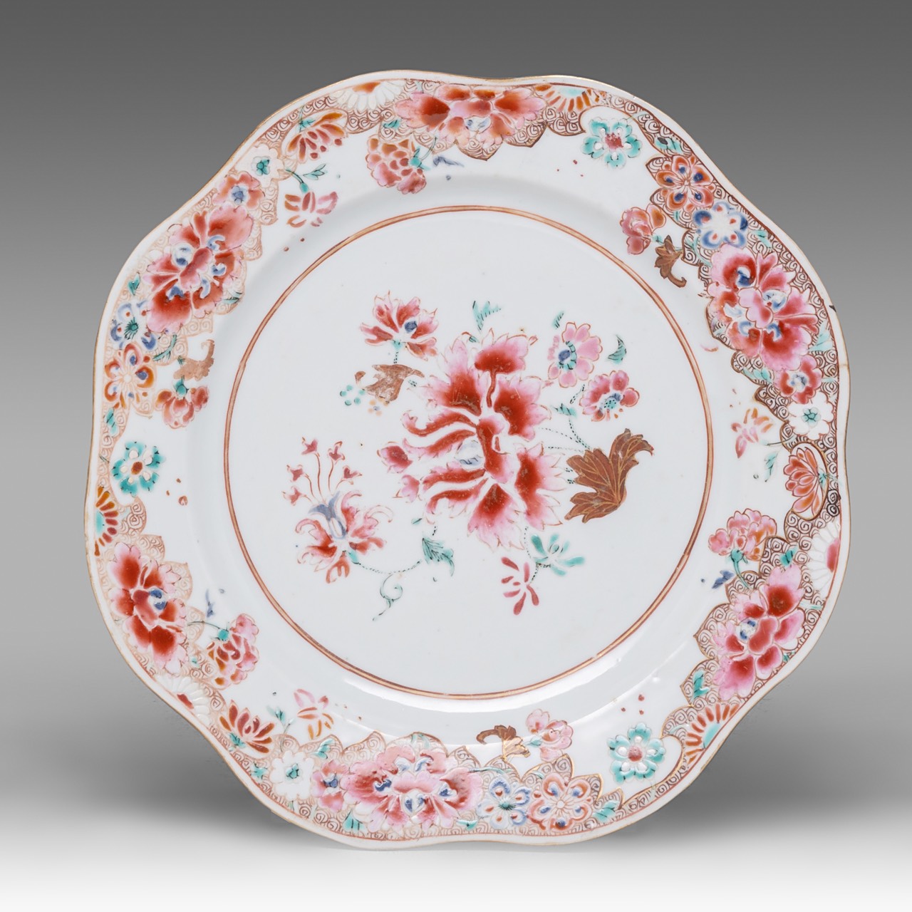 A Chinese coral-red ground famille rose 'Scroll Painting' dish, Qianlong period dia 22,5 cm - a seri - Image 8 of 9