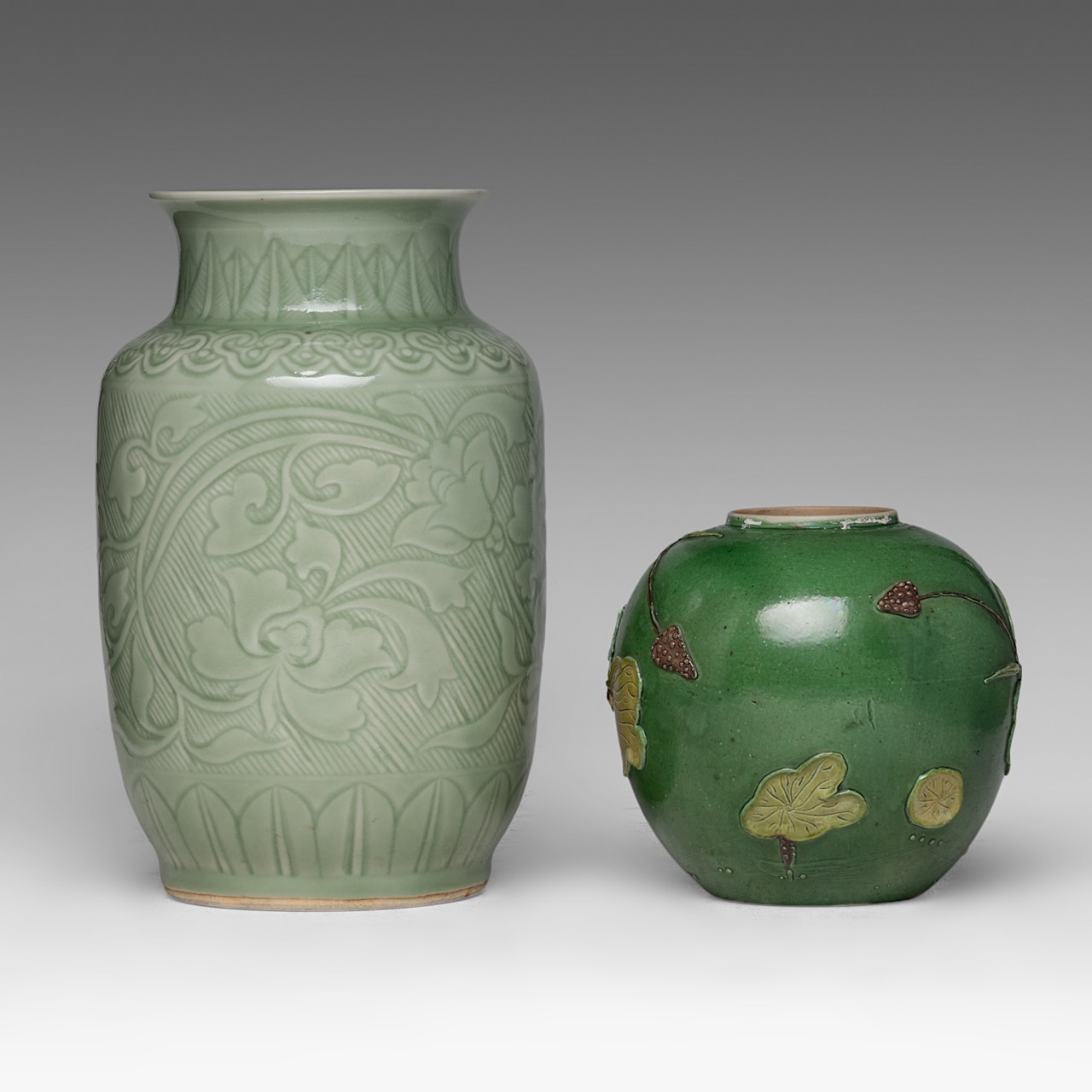A collection of seven Chinese polychrome porcelain ware, 17thC, 19thC and 20thC, tallest H 30,4 cm ( - Image 10 of 17