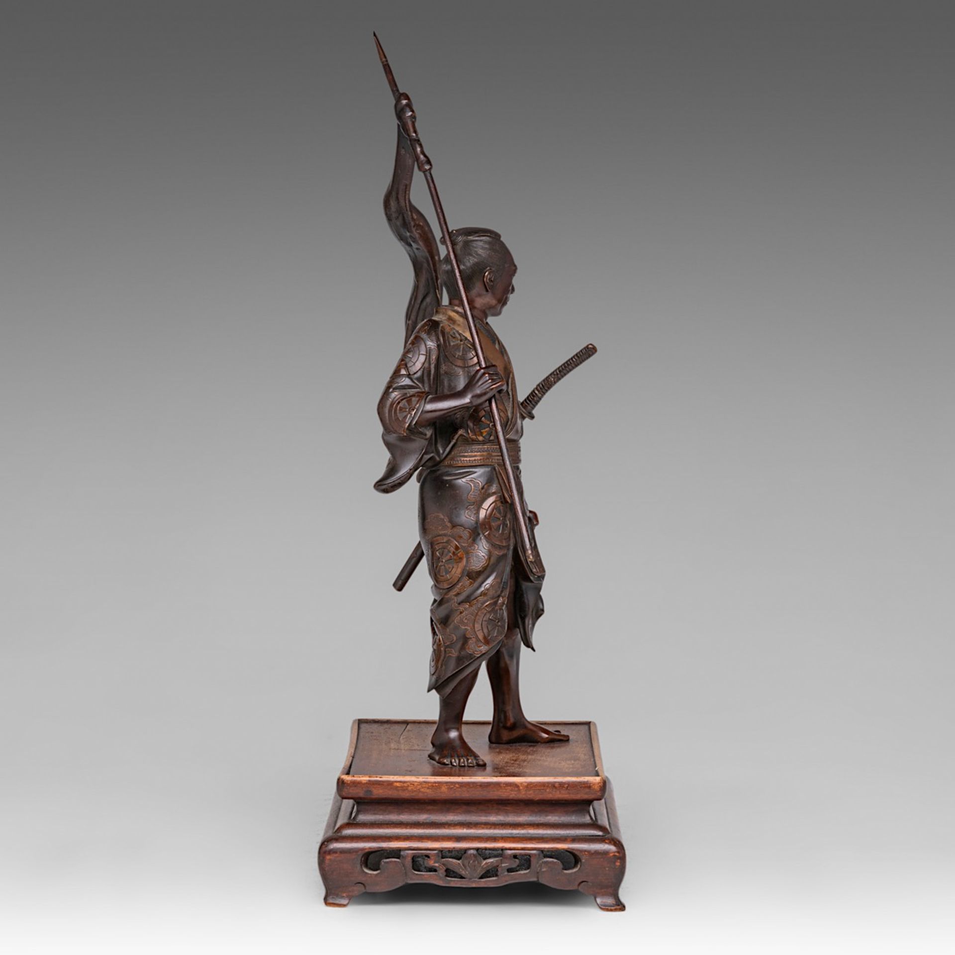 A Japanese bronze okimono of a warrior from the tale of Genji, signed, Meiji period (1868-1912), fix - Bild 6 aus 9