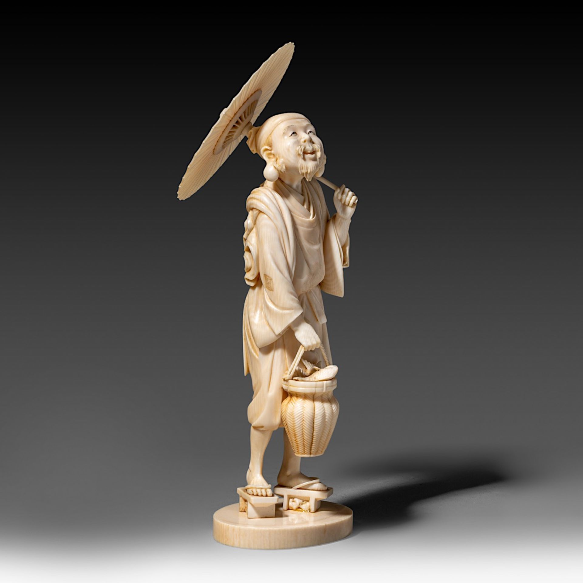 A very fine Japanese ivory okimono of a man with an umbrella, Tokyo school, Meiji period, H 23 cm - - Image 6 of 7