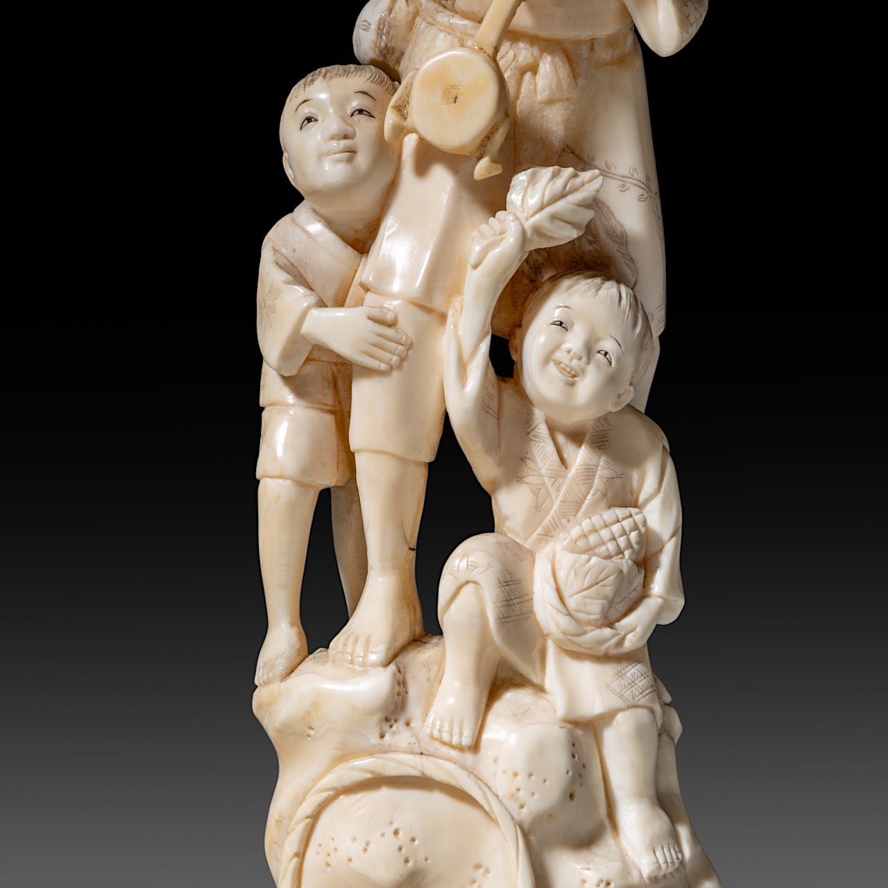 Two Japanese walrus ivory okimono of fathers with their children, Taisho period (1912-1926), H 27 cm - Image 10 of 11