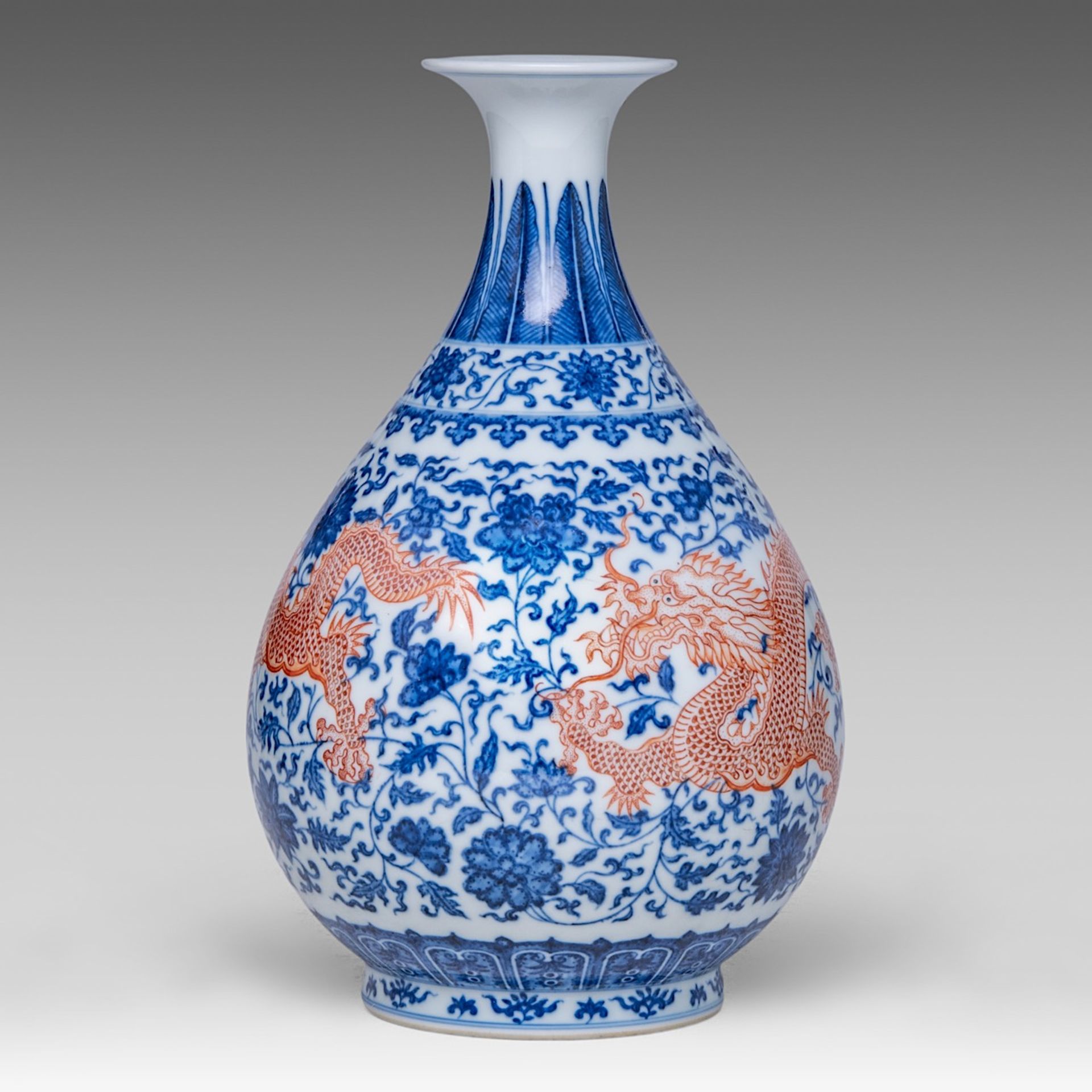 A Chinese underglaze blue and iron-red 'Dragon' yuhuchunping vase, with a Yongzheng mark, H 28,5 cm - Image 3 of 6