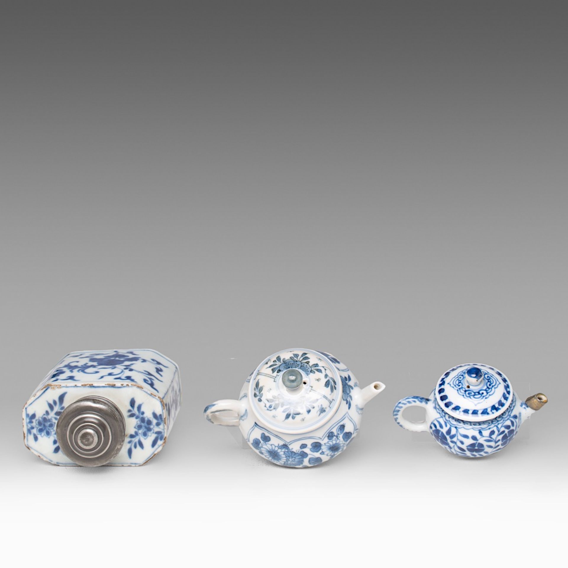 A small collection of three Chinese blue and white floral decorated tea ware, Kangxi period and 18th - Bild 5 aus 9