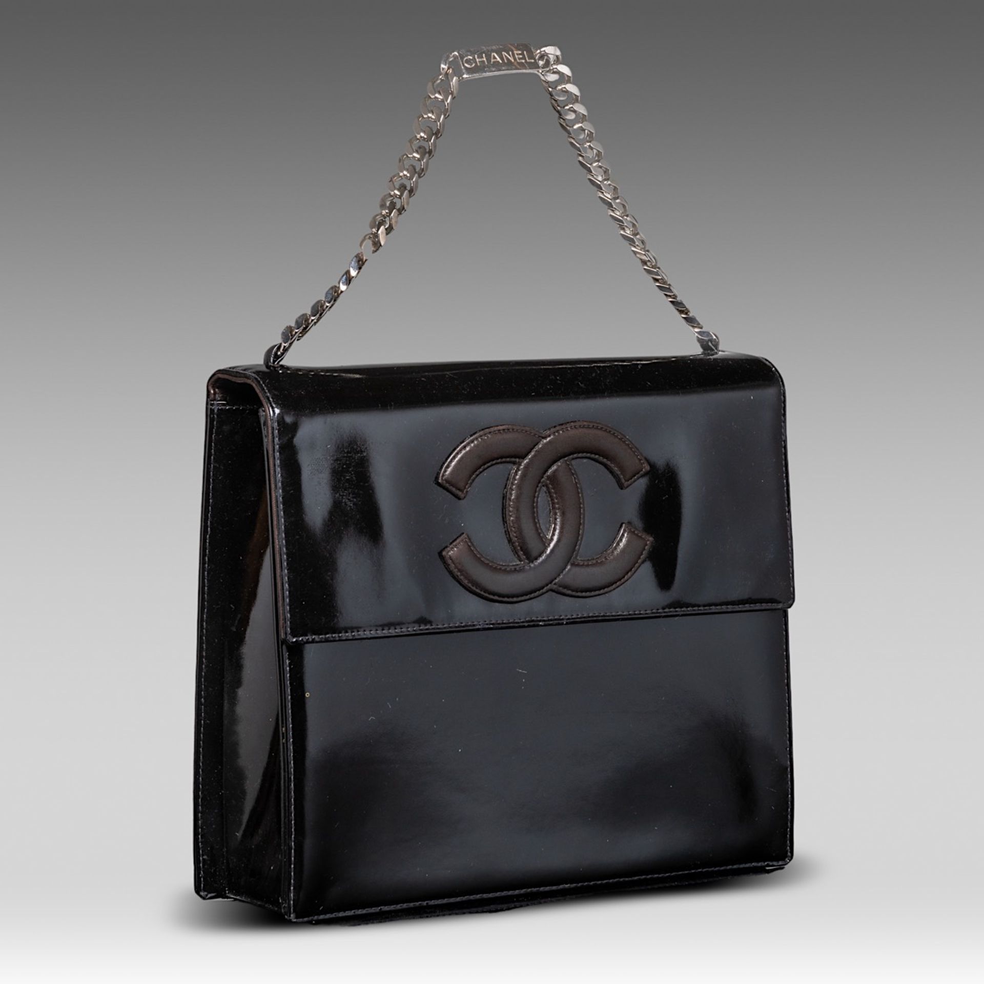 A Chanel flap handbag in black patent leather, H 22 - W 25 - D 8 cm - Bild 2 aus 10