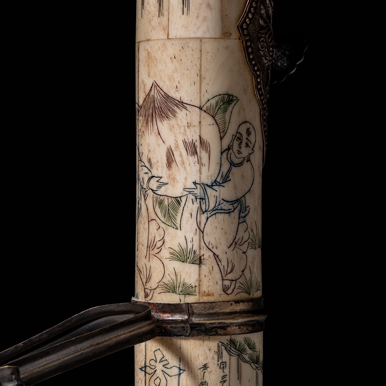 A Chinese opium pipe of engraved bone and metal, 20thC, L 30 cm - Image 9 of 22