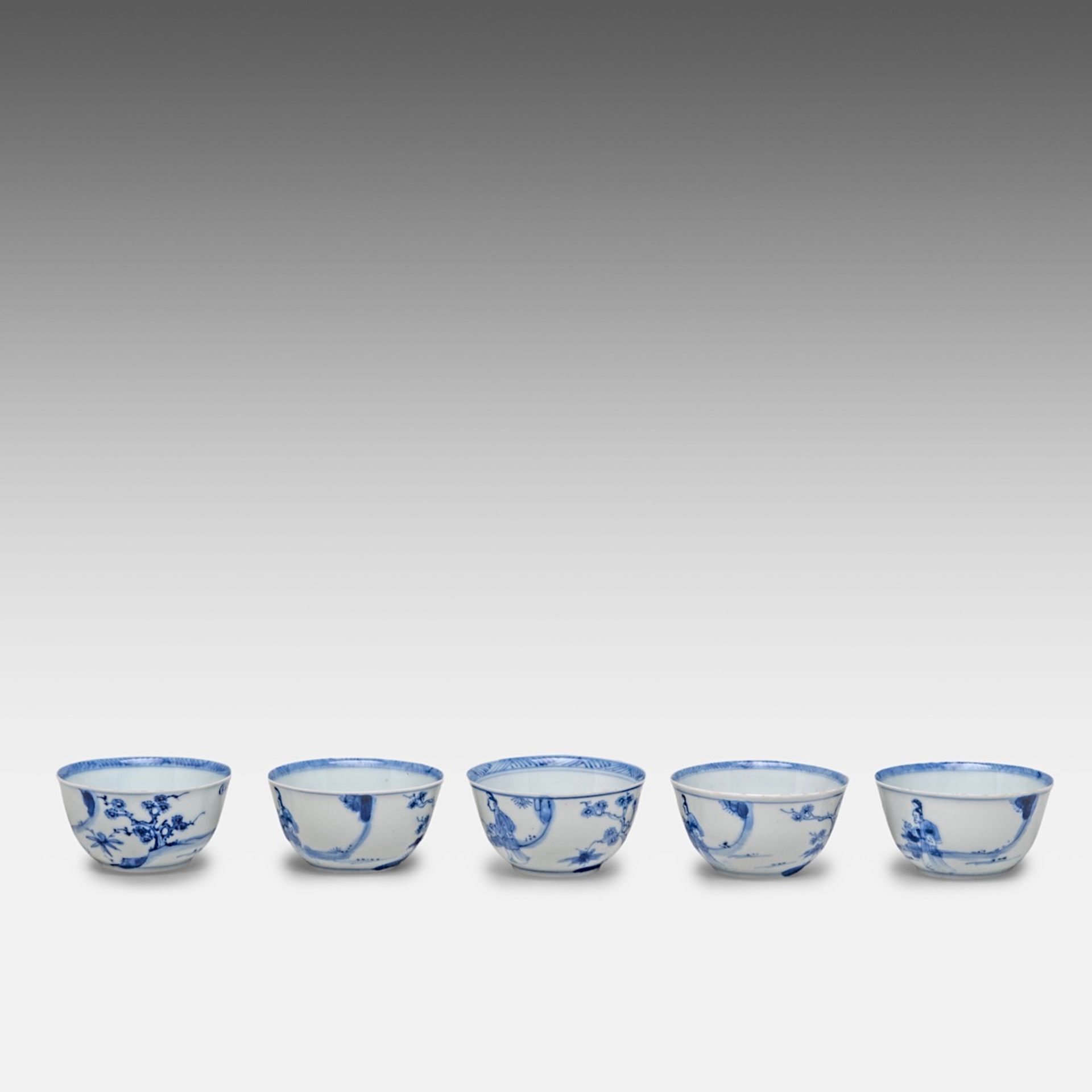 A series of five Chinese blue and white 'Female Immortal' cups, Kangxi/Yongzheng, H 3,5 - dia 7,2 cm - Bild 4 aus 10