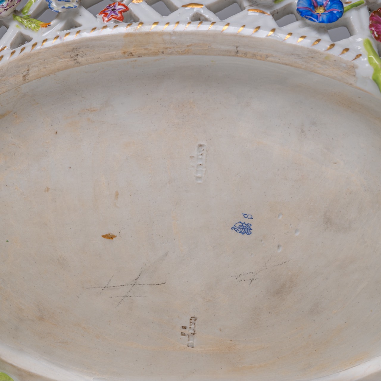 A polychrome Saxony porcelain basket on stand, decorated with modelled birds and flowers, H 33 - W 4 - Image 12 of 12