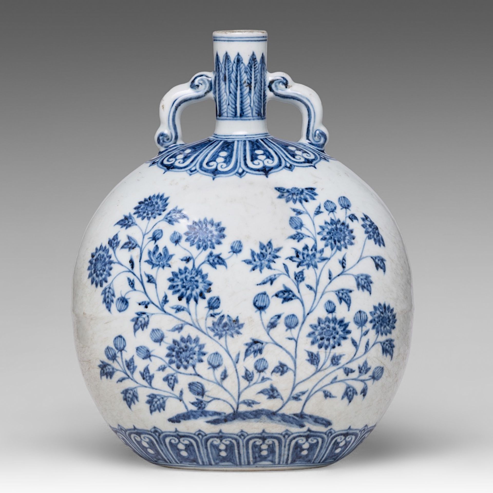 A Chinese blue and white 'Carnation and Aster' moon flask, paired with arched scroll handles, H 29,5 - Bild 3 aus 6