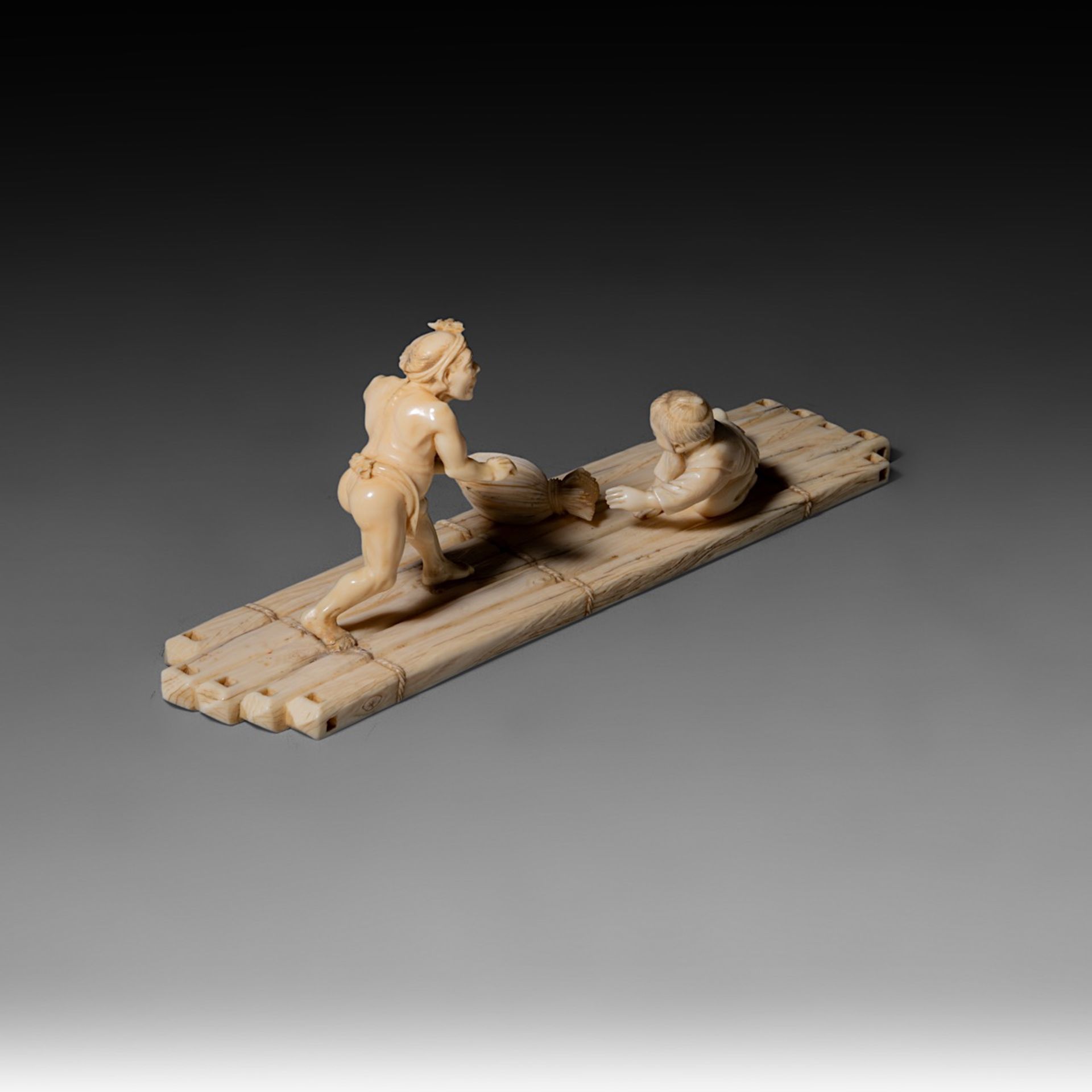 Two Japanese Meiji-period (1868-1912) ivory okimono; one depicts a man rowing a raft while a child s - Bild 7 aus 19