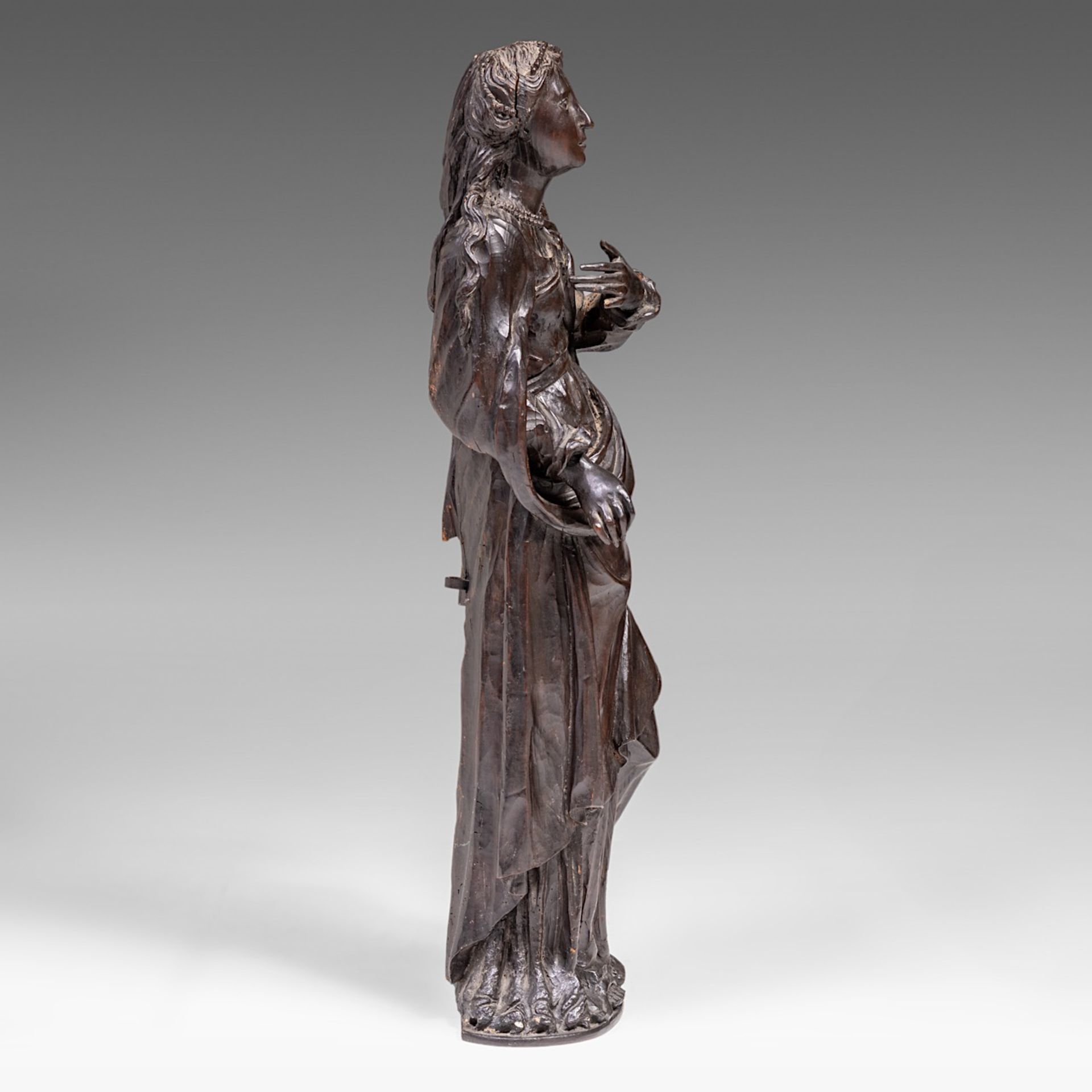 A carved wooden sculpture of Saint Barbara, on a matching console, H 139 cm (total) - Bild 8 aus 10