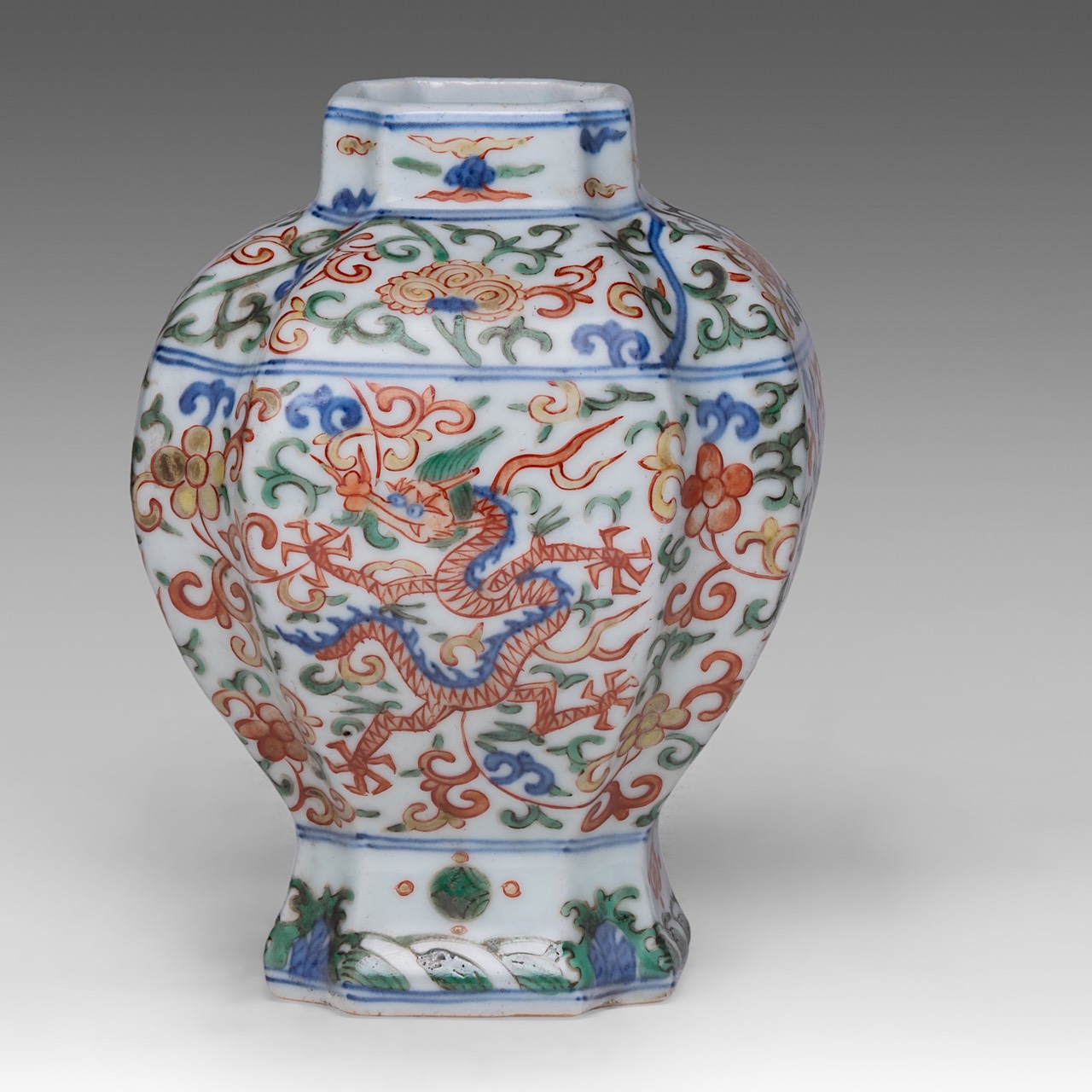A Chinese wucai 'Dragon' quatrefoil guan jar, with a Jiajing mark, H 19,5 cm - Image 4 of 6