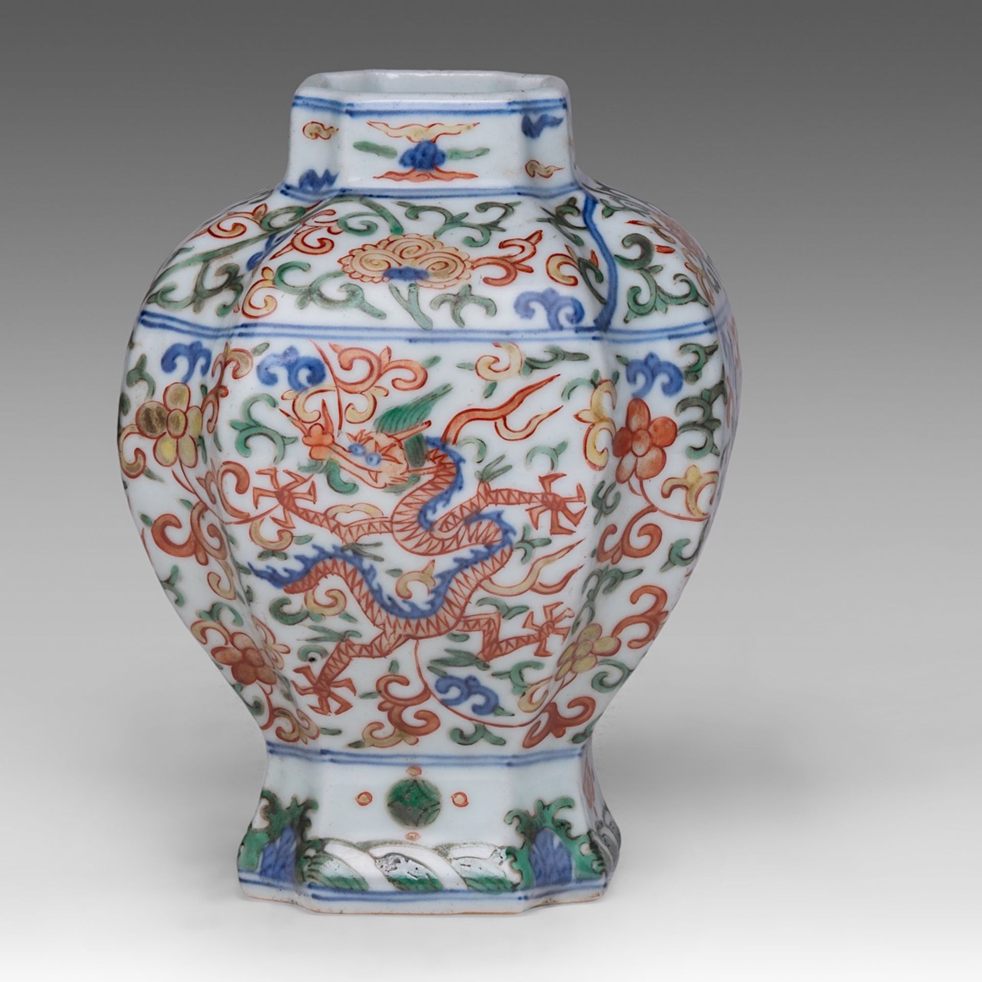 A Chinese wucai 'Dragon' quatrefoil guan jar, with a Jiajing mark, H 19,5 cm - Bild 4 aus 6