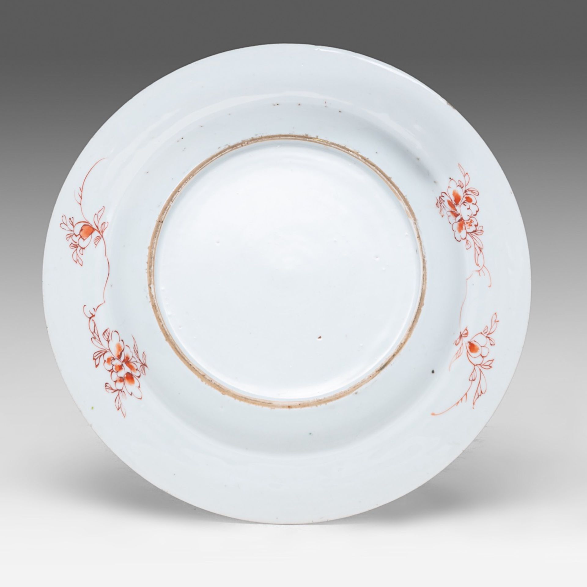 A Chinese export porcelain 'Madame de Pompadour' dish, Yongzheng/Qianlong period, dia 23 cm - Bild 2 aus 2