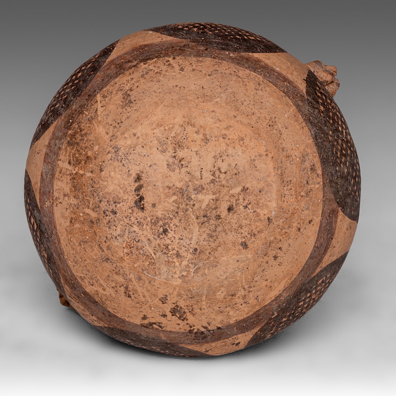 An elegant Chinese Neolithic Yangshao/Majiayao culture painted small pottery jar, Banshan-type, H 10 - Image 6 of 6