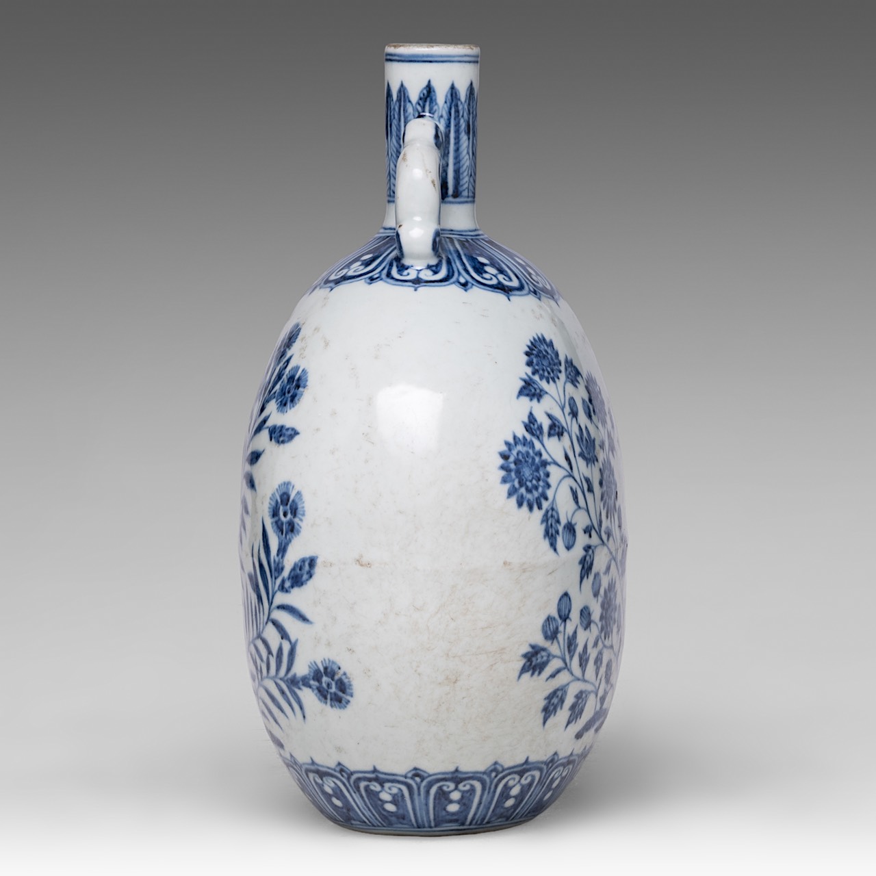 A Chinese blue and white 'Carnation and Aster' moon flask, paired with arched scroll handles, H 29,5 - Image 2 of 6