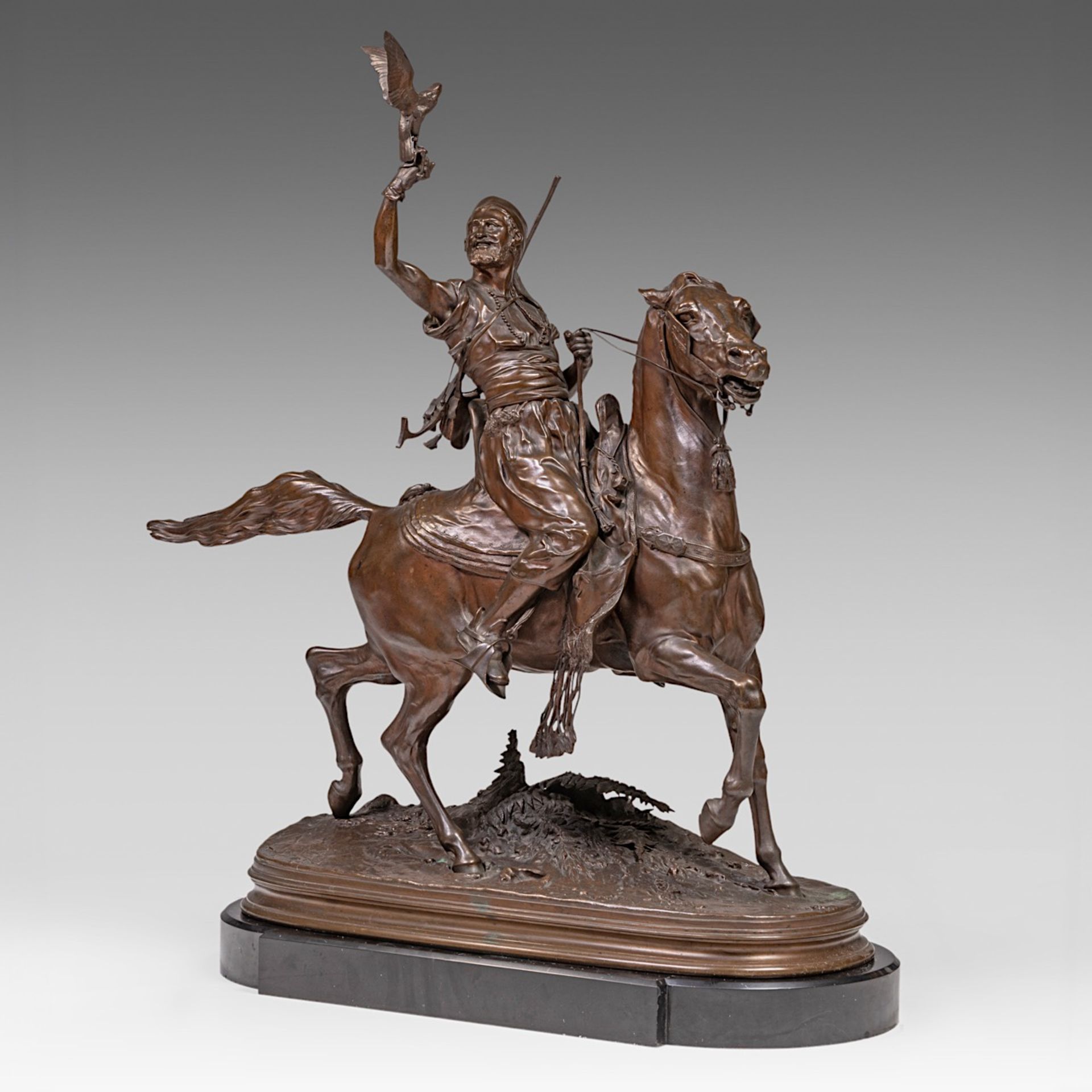 Pierre-Jules Mene (1810-1879), the falconer, patinated bronze on a black marble base, casted by Barb - Bild 3 aus 11