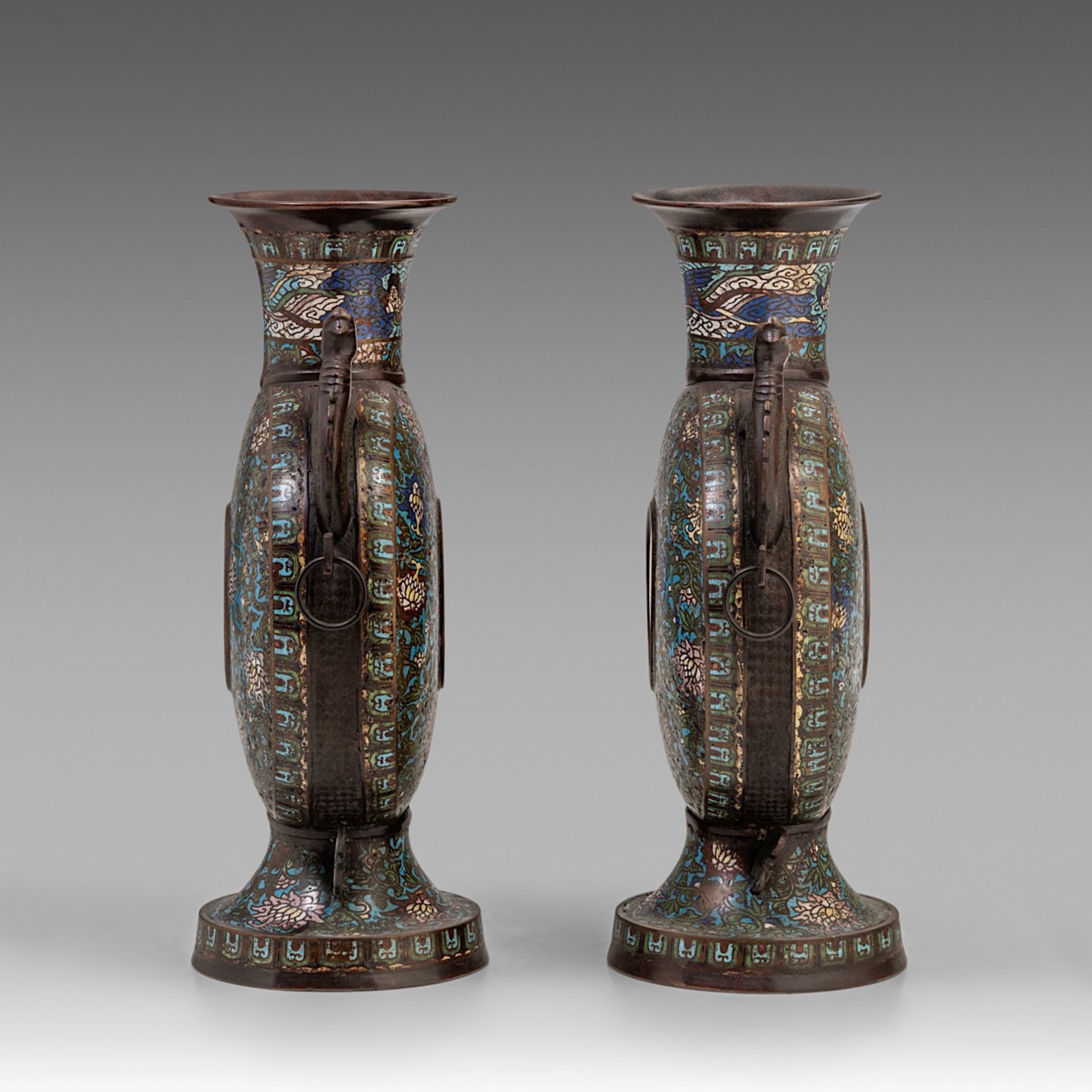 A pair of Japanese champleve enamelled bronze moonflask vases, late Meiji (1868-1912), H 50 cm - Bild 2 aus 11
