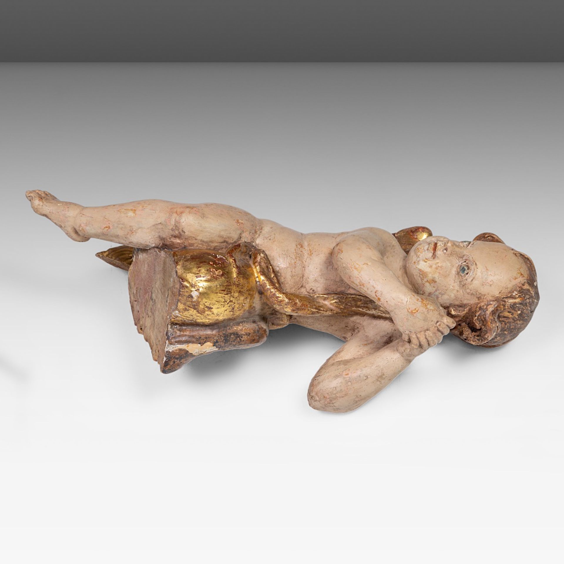 A pair of Italian gilt and polychrome limewood cherubs, 18thC, H 53,5 cm - Bild 3 aus 7