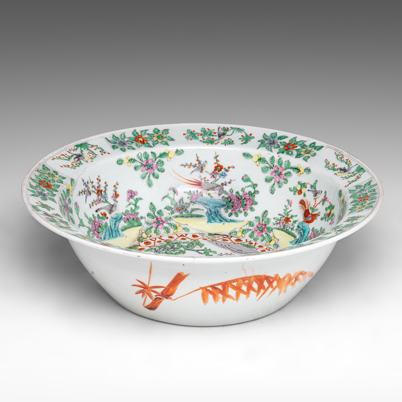 A Chinese Qianjiangcai 'Ladies in a chamber' basin bowl, late 19thC, dia 37,5 - H 11,8 cm - Image 3 of 7