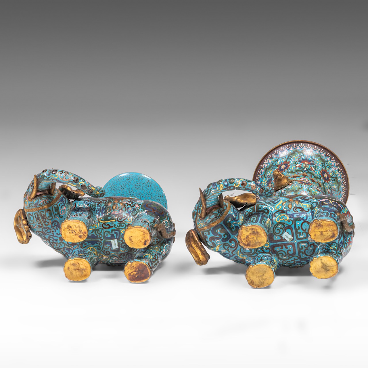 A Chinese five-piece semi-precious stone inlaid cloisonne garniture, late Qing/20thC, tallest H 58 - - Image 23 of 24