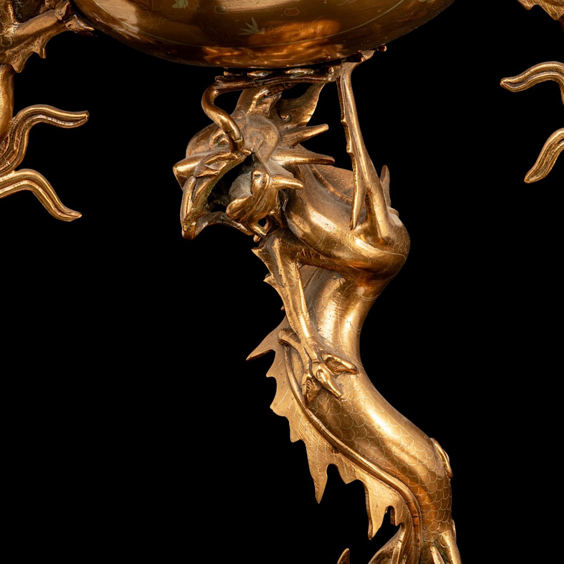 A Japanese gilt bronze censer in the shape of dragons with a kirin on top, 20thC, H 66 cm - Bild 8 aus 8