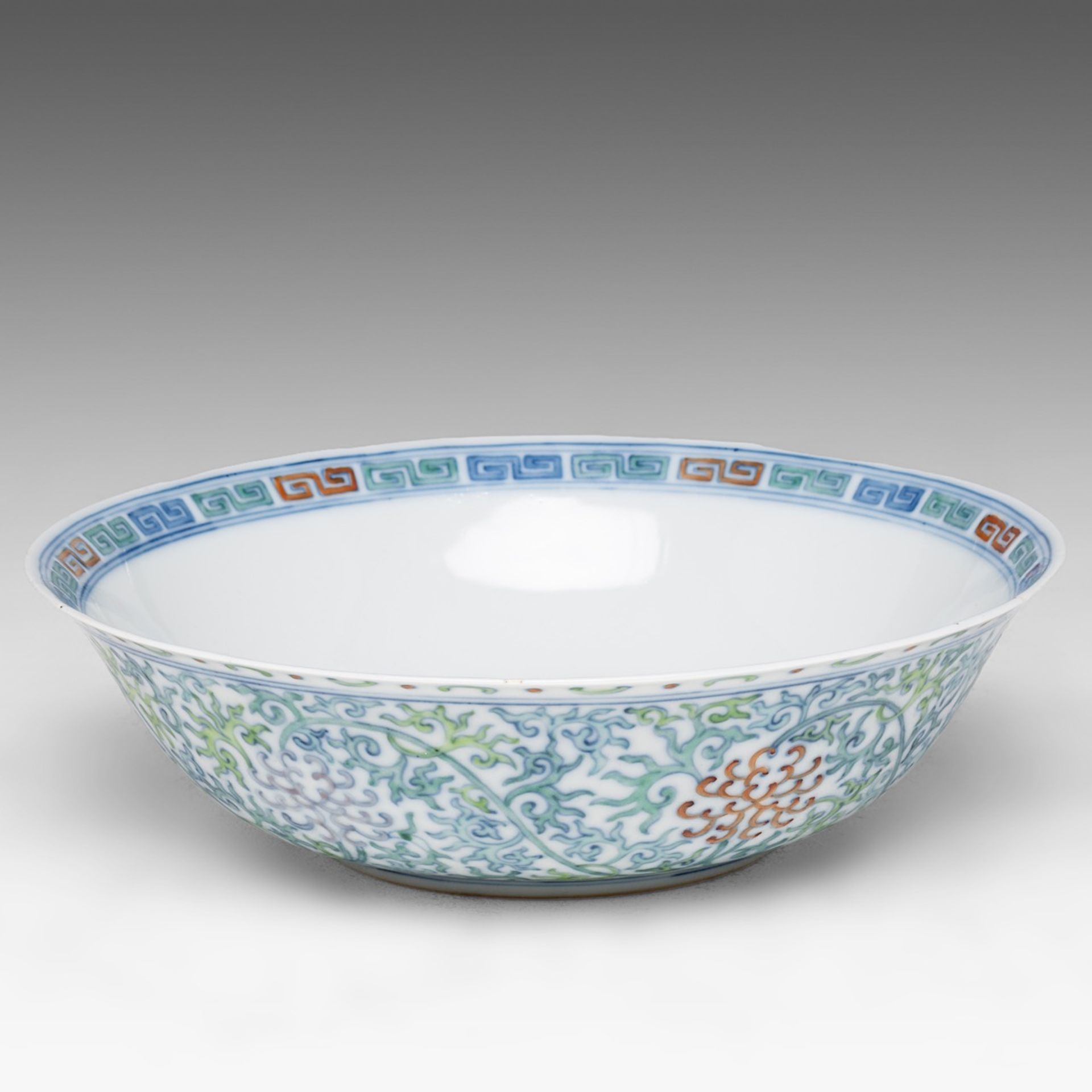 A Chinese doucai 'Scrolling Chrysanthemum' deep plate, Guangxu mark and of the period, dia 23 cm - Image 5 of 7