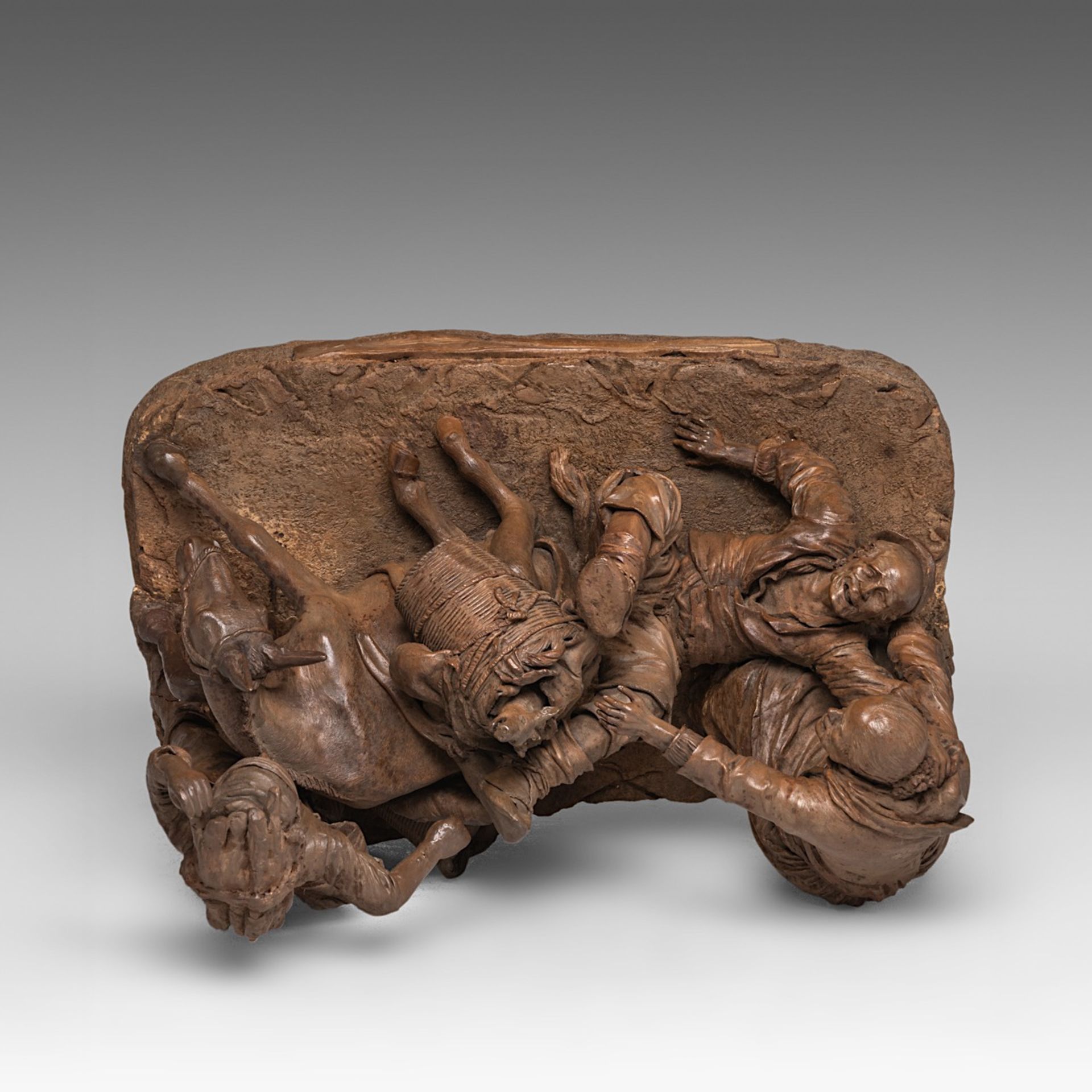 A fine terracotta group with an animated scene of a man falling off his mule, 19tC, H 29 - W 35 cm - Bild 6 aus 7