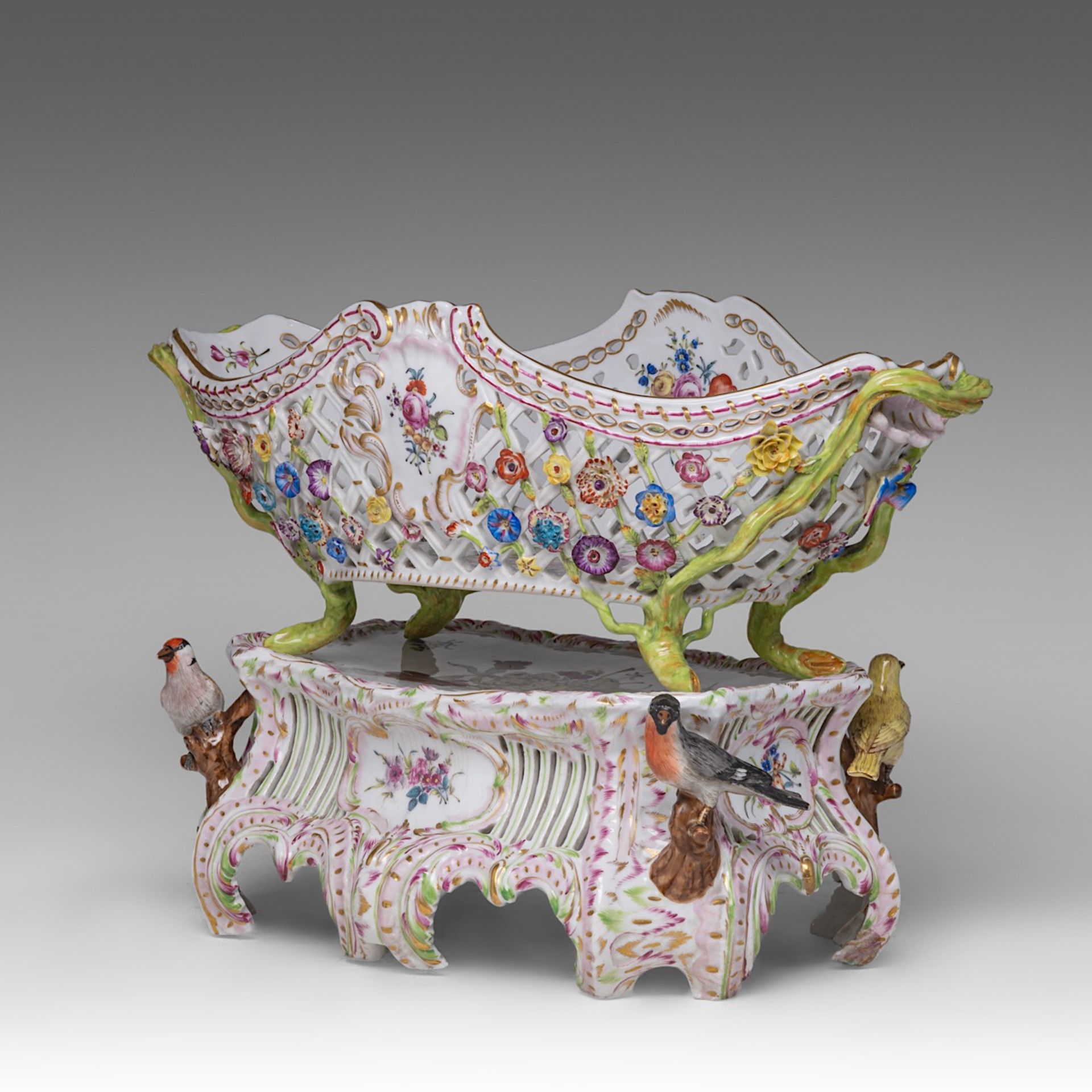 A polychrome Saxony porcelain basket on stand, decorated with modelled birds and flowers, H 33 - W 4 - Bild 2 aus 12