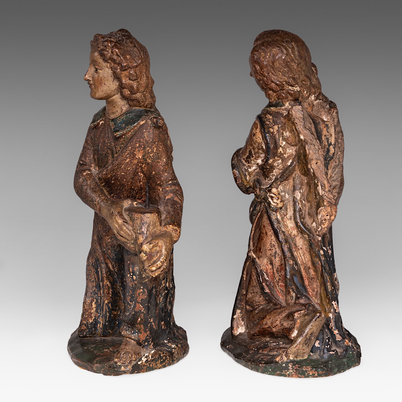 An exceptional pair of 16thC polychrome terracotta angels holding a pricket candlestick, H 38-39 cm - Image 3 of 7