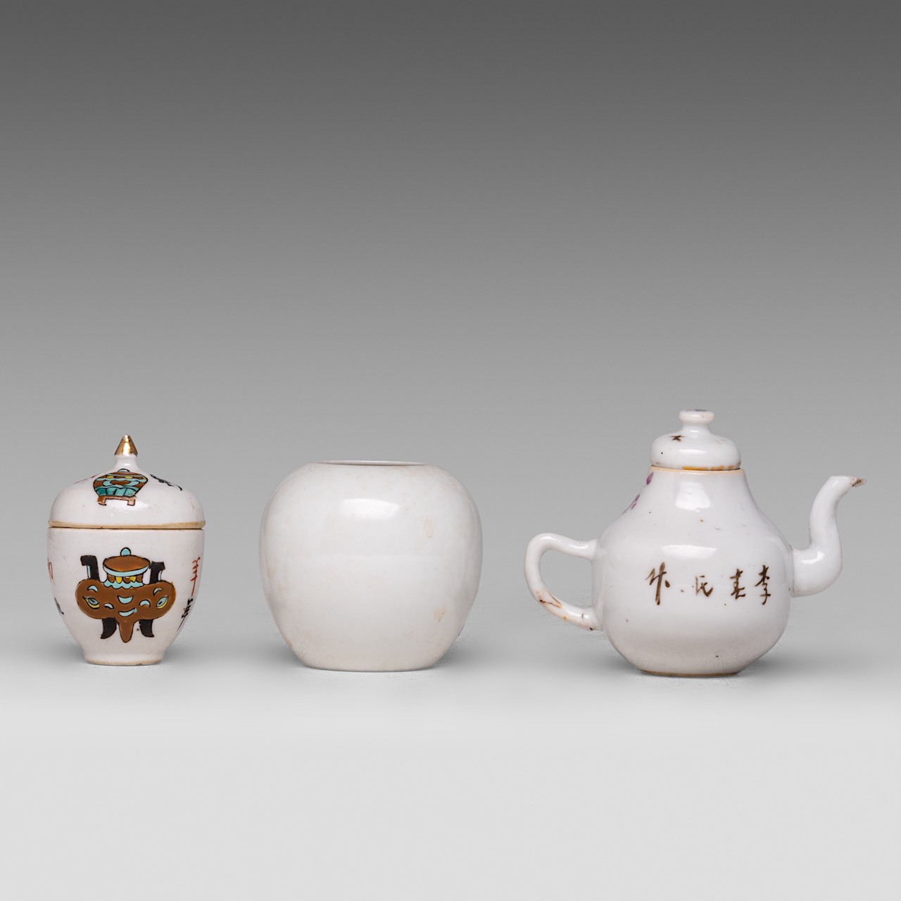 A small collection of Chinese famille rose ware, incl. a pair of fine 'Bamboo' wine cups, Daoguang m - Bild 10 aus 13