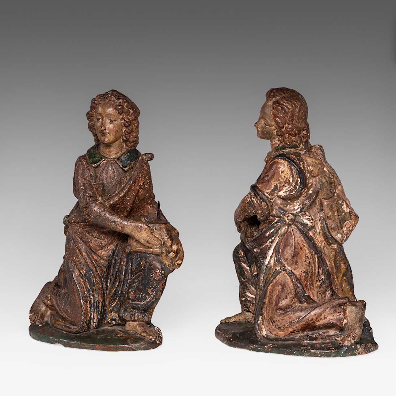 An exceptional pair of 16thC polychrome terracotta angels holding a pricket candlestick, H 38-39 cm - Image 2 of 7