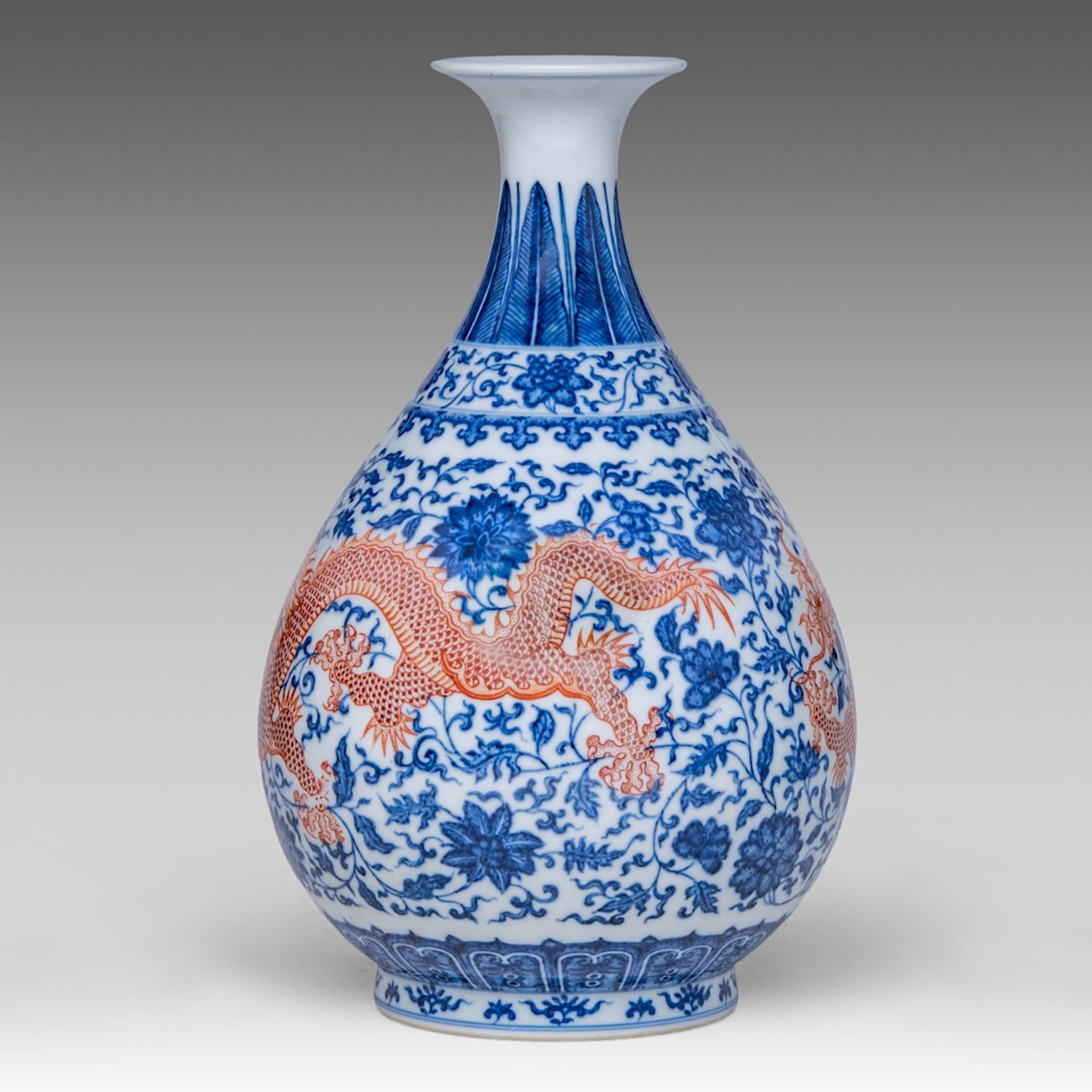 A Chinese underglaze blue and iron-red 'Dragon' yuhuchunping vase, with a Yongzheng mark, H 28,5 cm - Image 2 of 6
