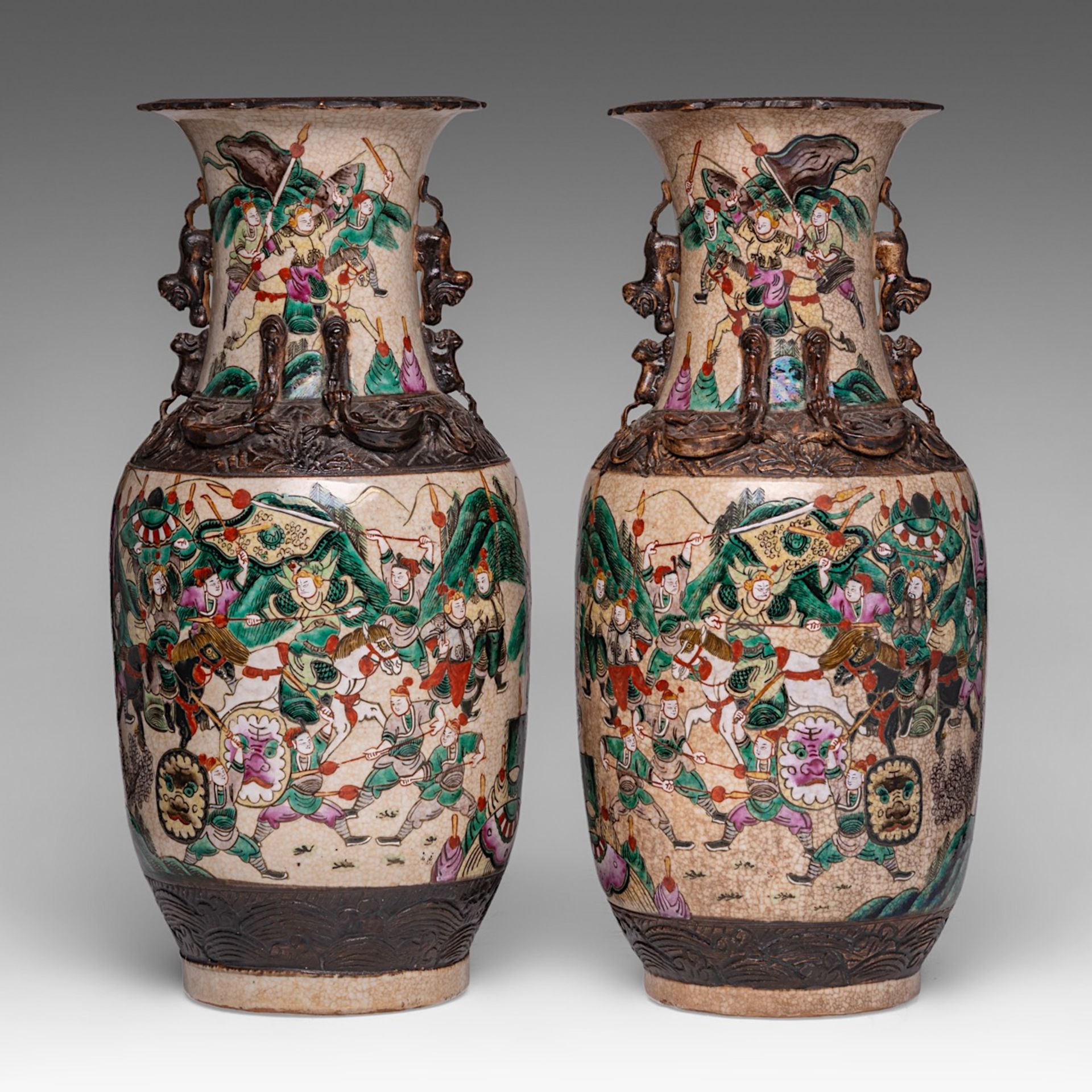 A pair of Chinese famille rose 'Battle Scene' Nanking ware vases, late 19thC, H 46 cm - Bild 3 aus 8