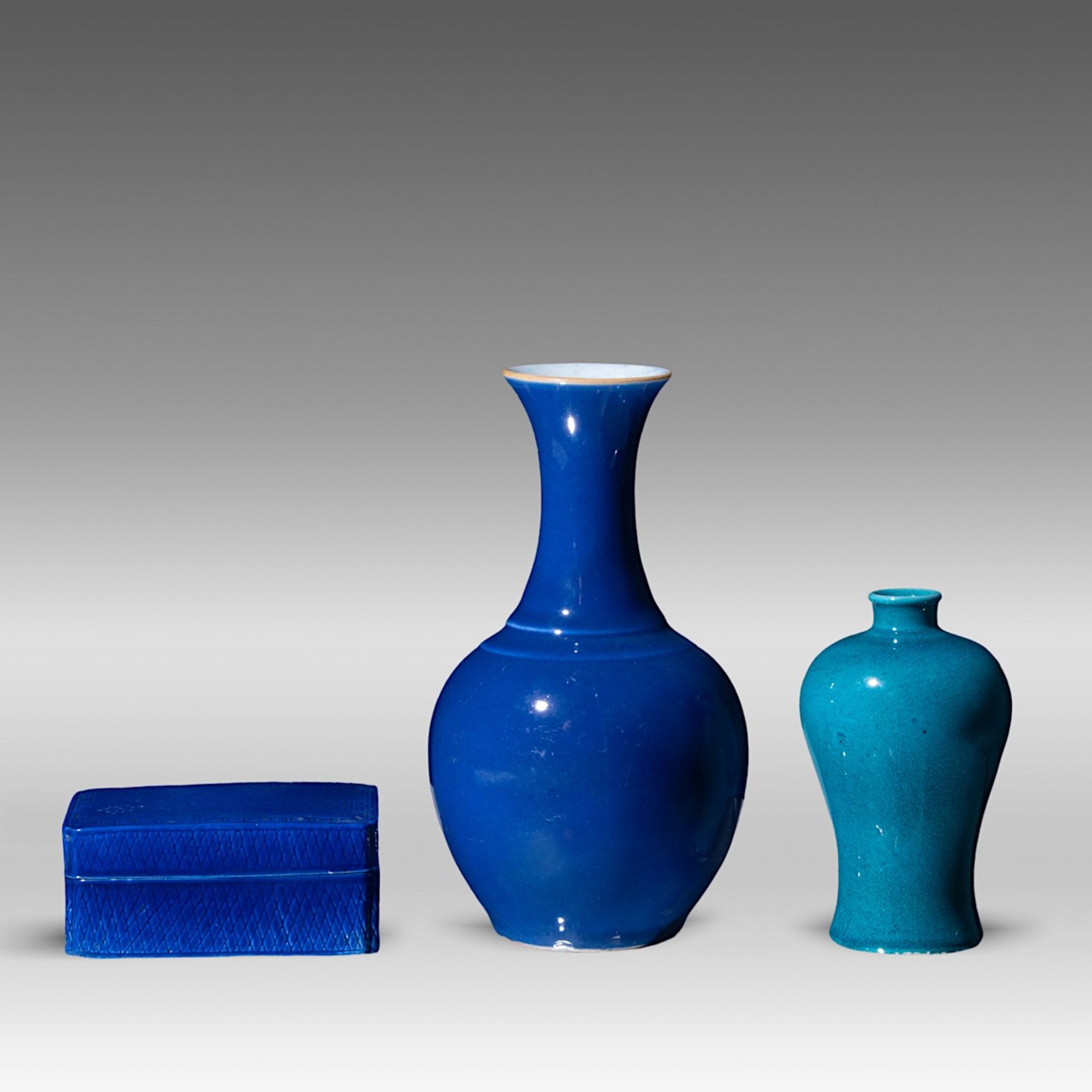A small collection of three monochrome blue glazed porcelain ware, Qianlong period and late Qing, Ta - Bild 4 aus 8