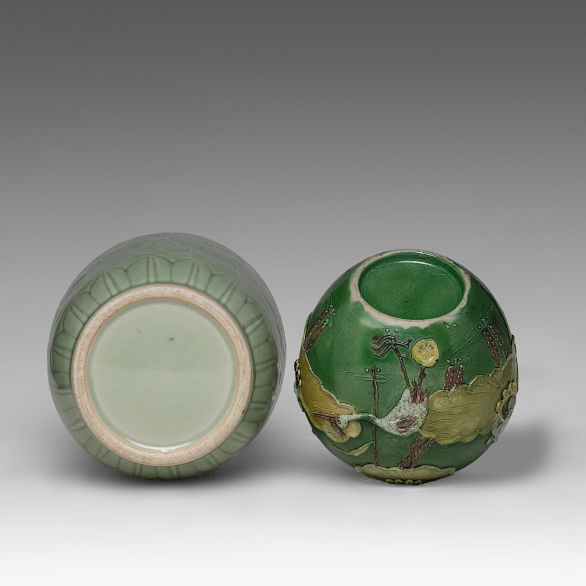 A collection of seven Chinese polychrome porcelain ware, 17thC, 19thC and 20thC, tallest H 30,4 cm ( - Image 13 of 17