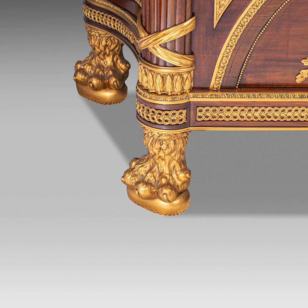 A Louis XVI style commode a vantaux after Stockel and Benneman, H 93 - W 186 - D 86,5 cm - Image 24 of 25