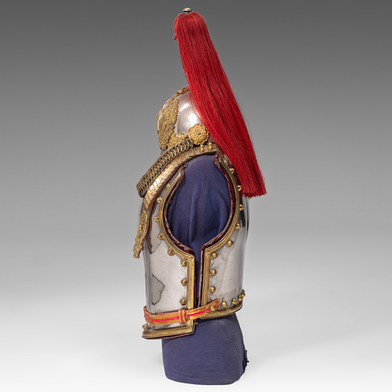 Cuirass and helmet of the Royal Horse Guards, metal and brass, 1928 83 x 34 x 42 cm. (32.6 x 13.3 x - Image 3 of 6