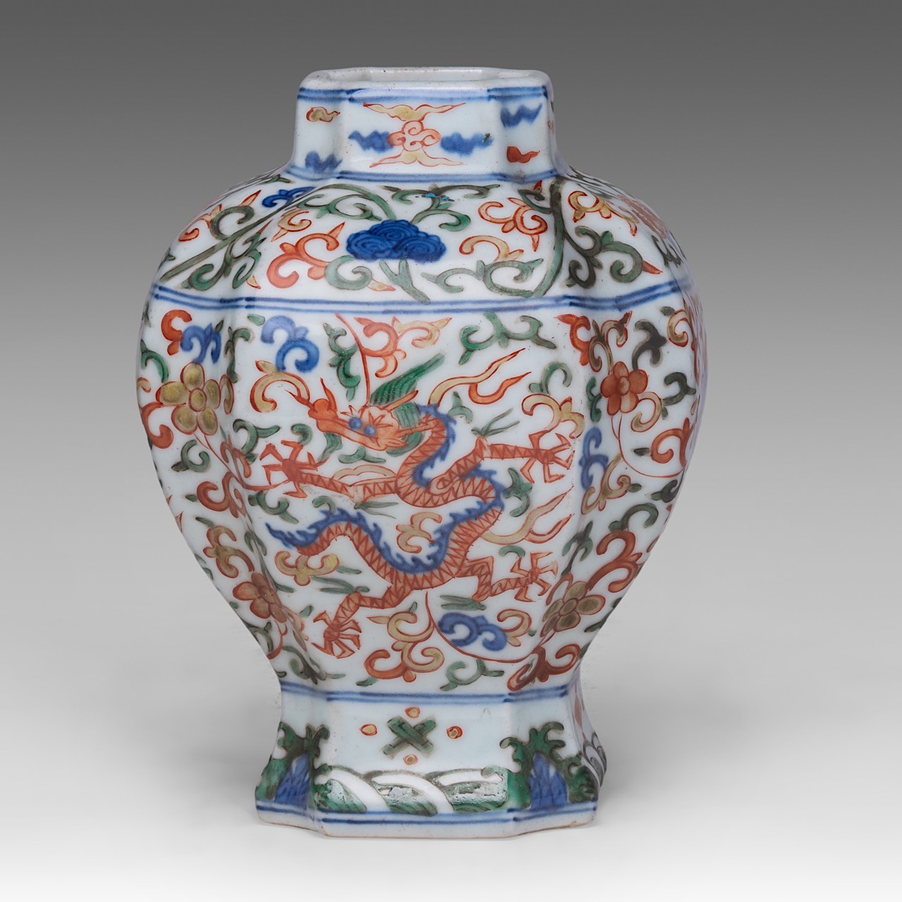 A Chinese wucai 'Dragon' quatrefoil guan jar, with a Jiajing mark, H 19,5 cm - Image 2 of 6