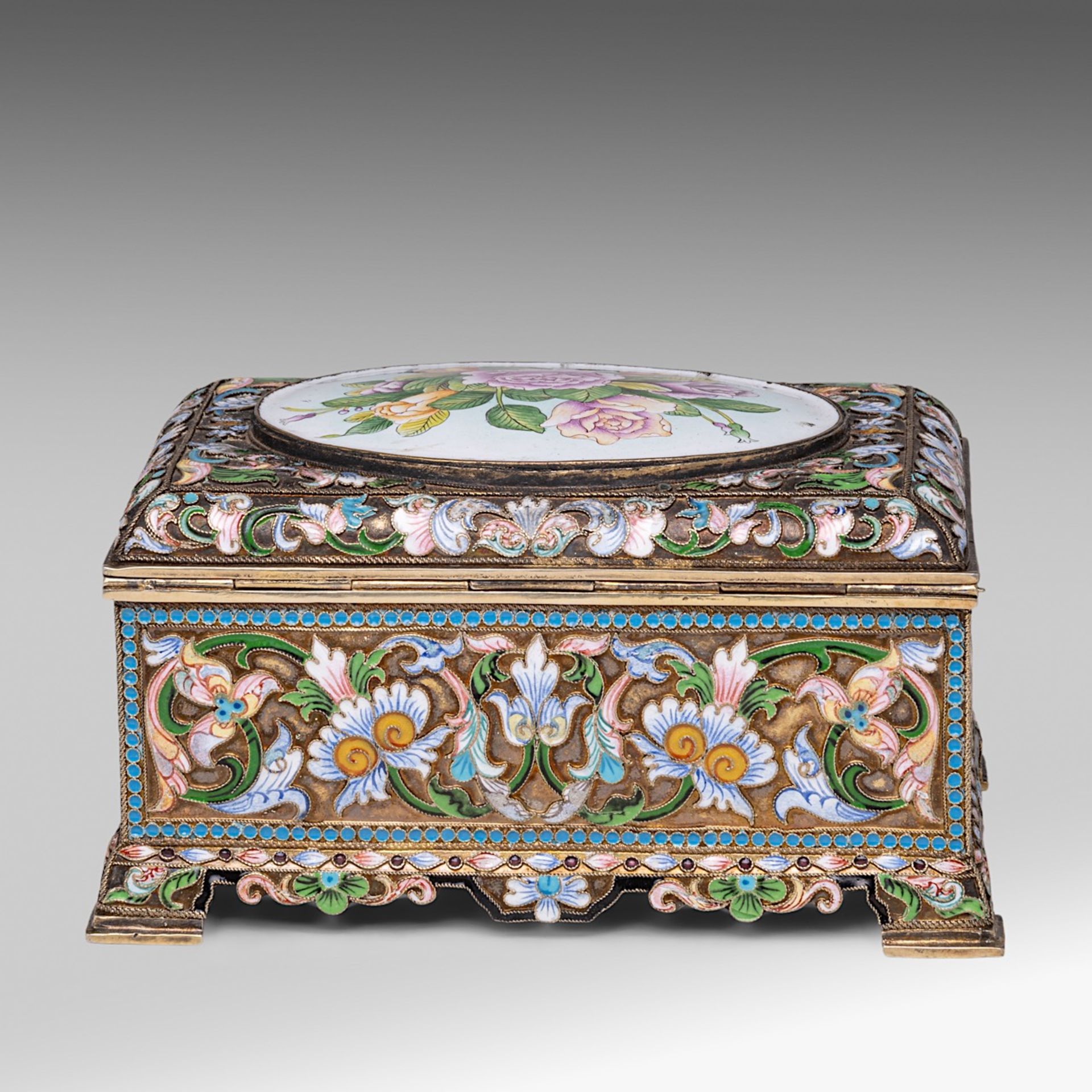 A Russian silver and enamel floral decorated jewellery box, hallmarked 84 Zolotniki, H 8 - 15 - 10 c - Image 4 of 9