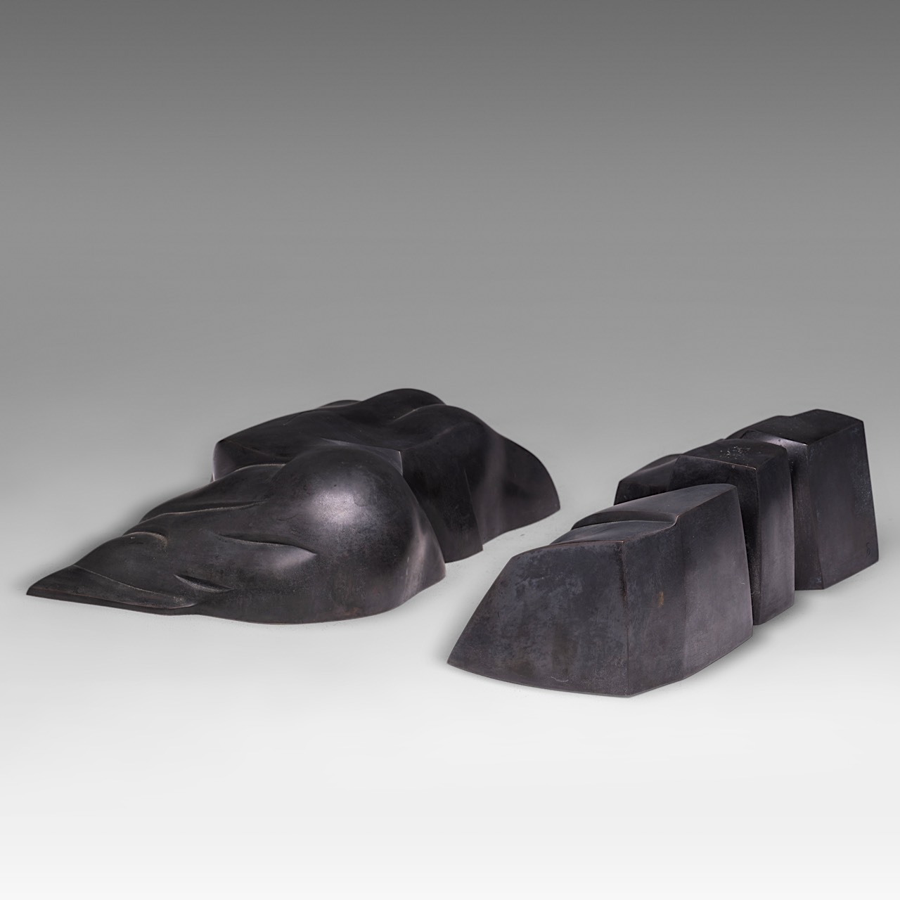 Pol Spilliaert (1935-2023), 'De schone slaapster', patinated bronze, monogrammed 8 x 26 x 13.5 cm. ( - Image 3 of 8