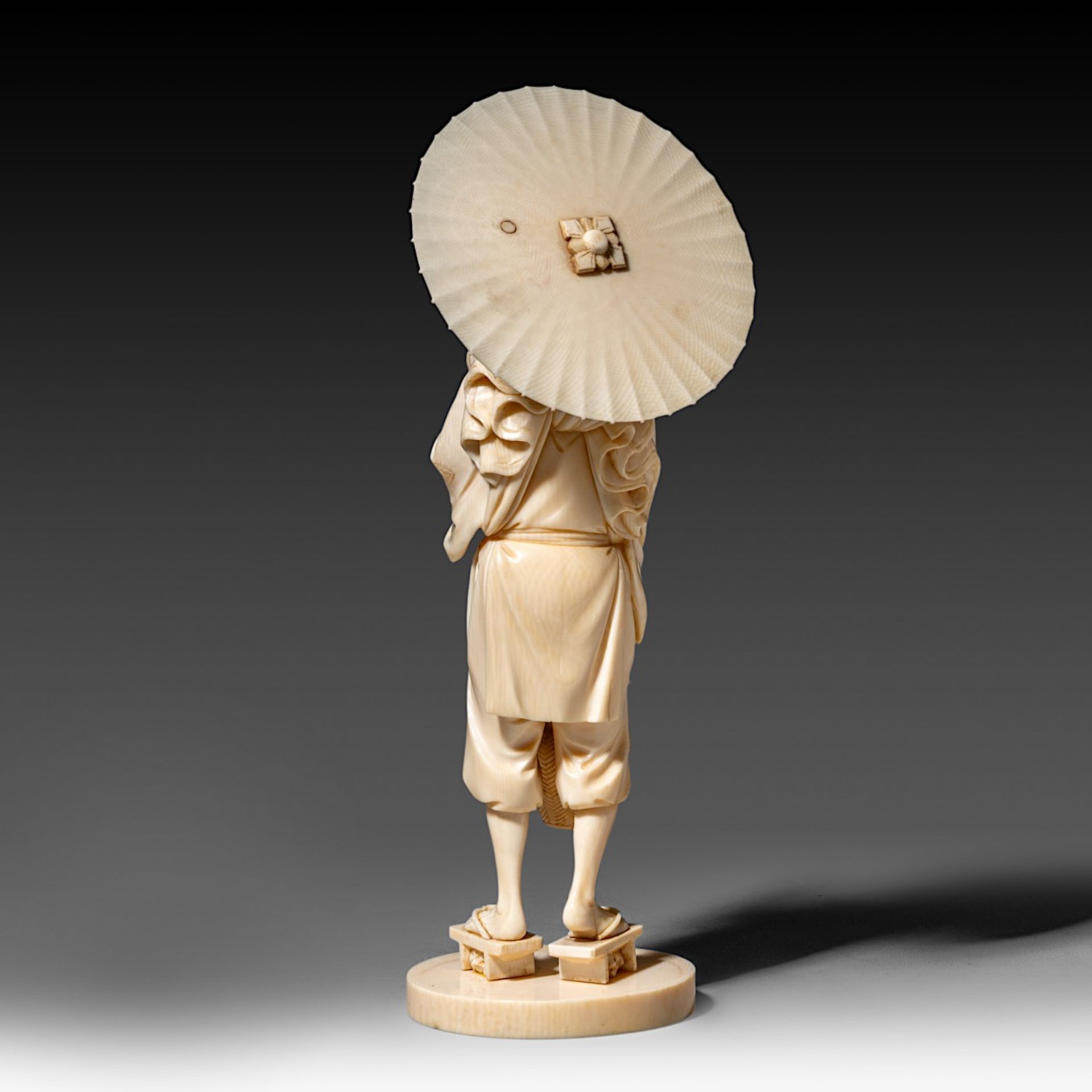 A very fine Japanese ivory okimono of a man with an umbrella, Tokyo school, Meiji period, H 23 cm - - Image 4 of 7
