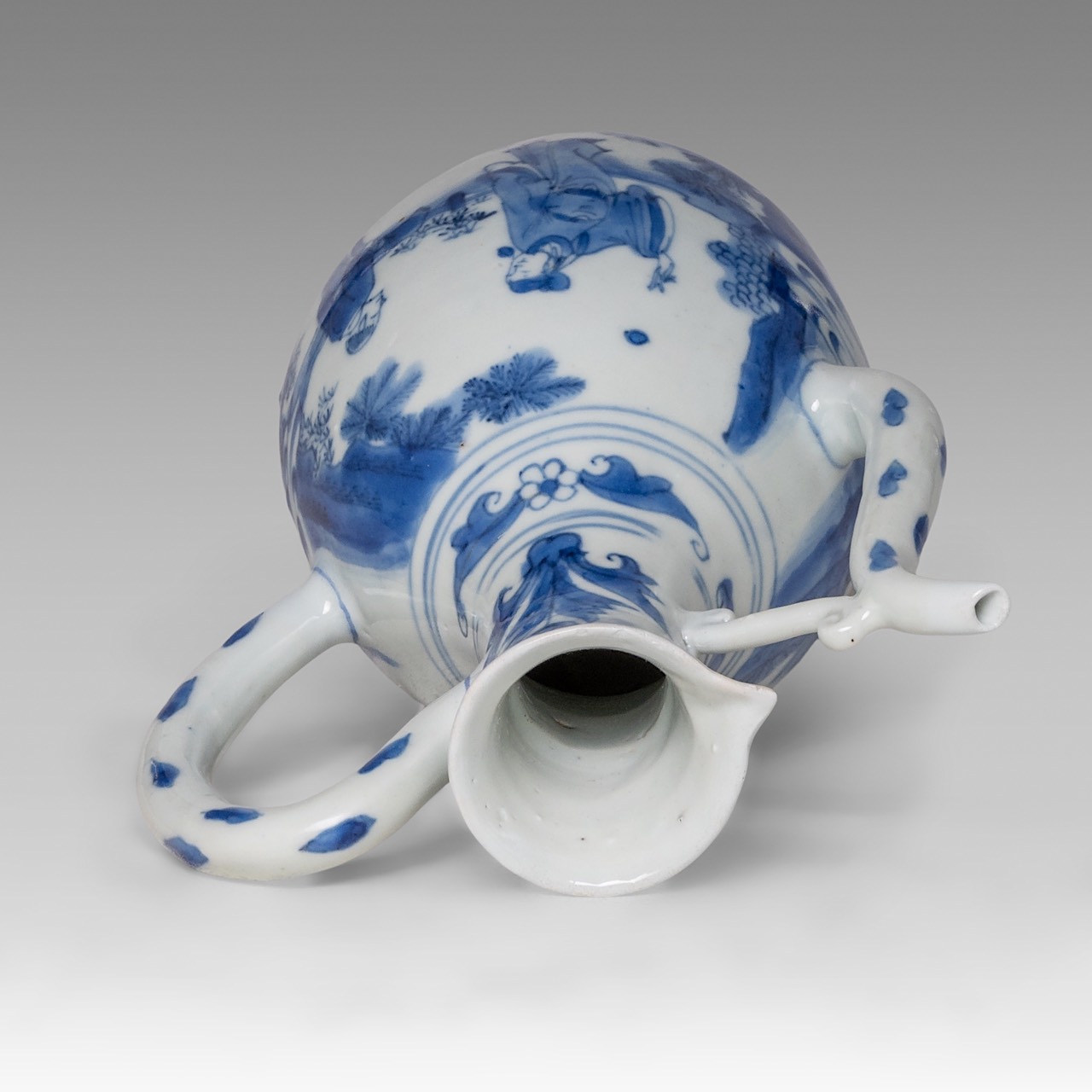 A Chinese blue and white 'Dignitary and Servant' ewer, Transitional period, H 20,5 cm - Image 5 of 6