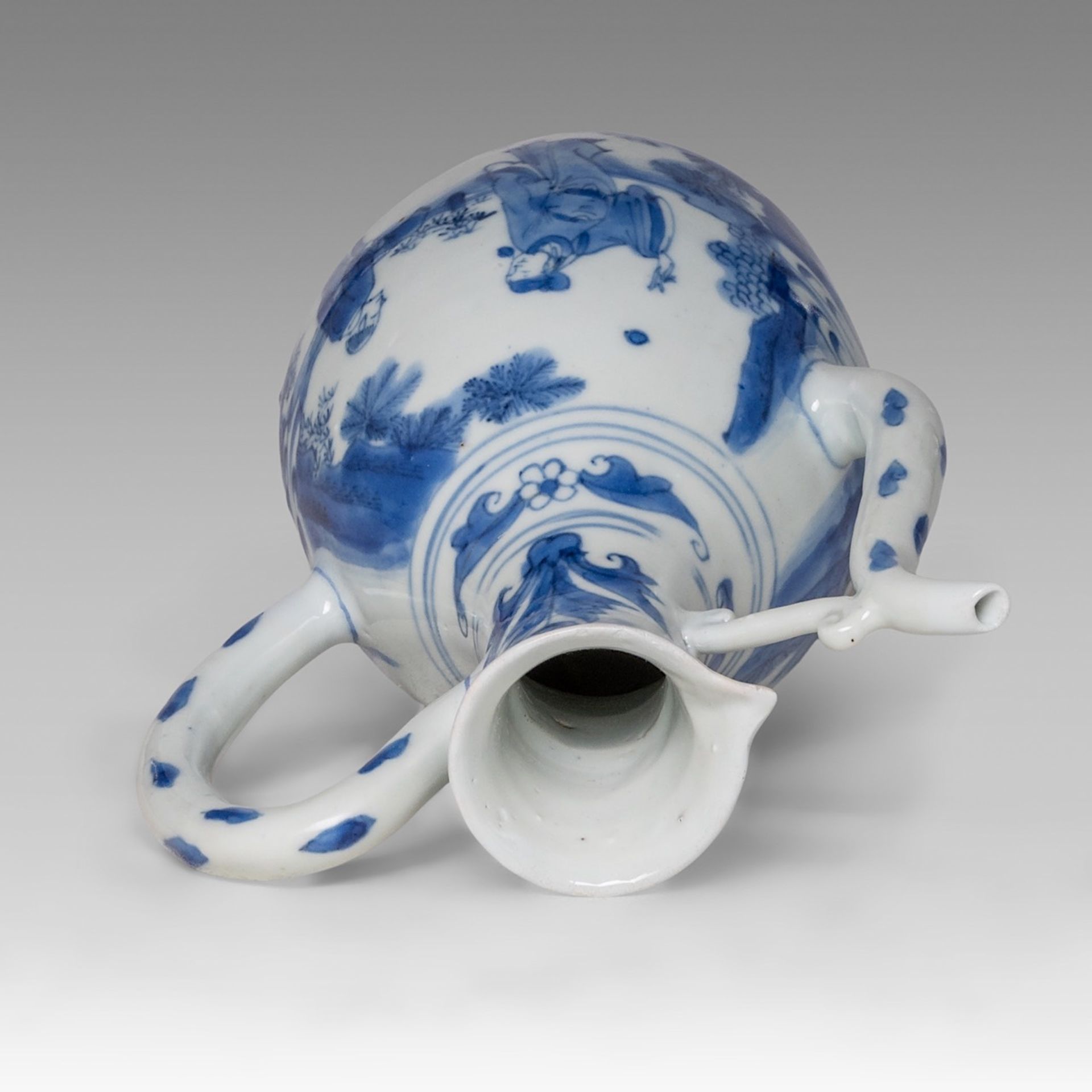 A Chinese blue and white 'Dignitary and Servant' ewer, Transitional period, H 20,5 cm - Bild 5 aus 6