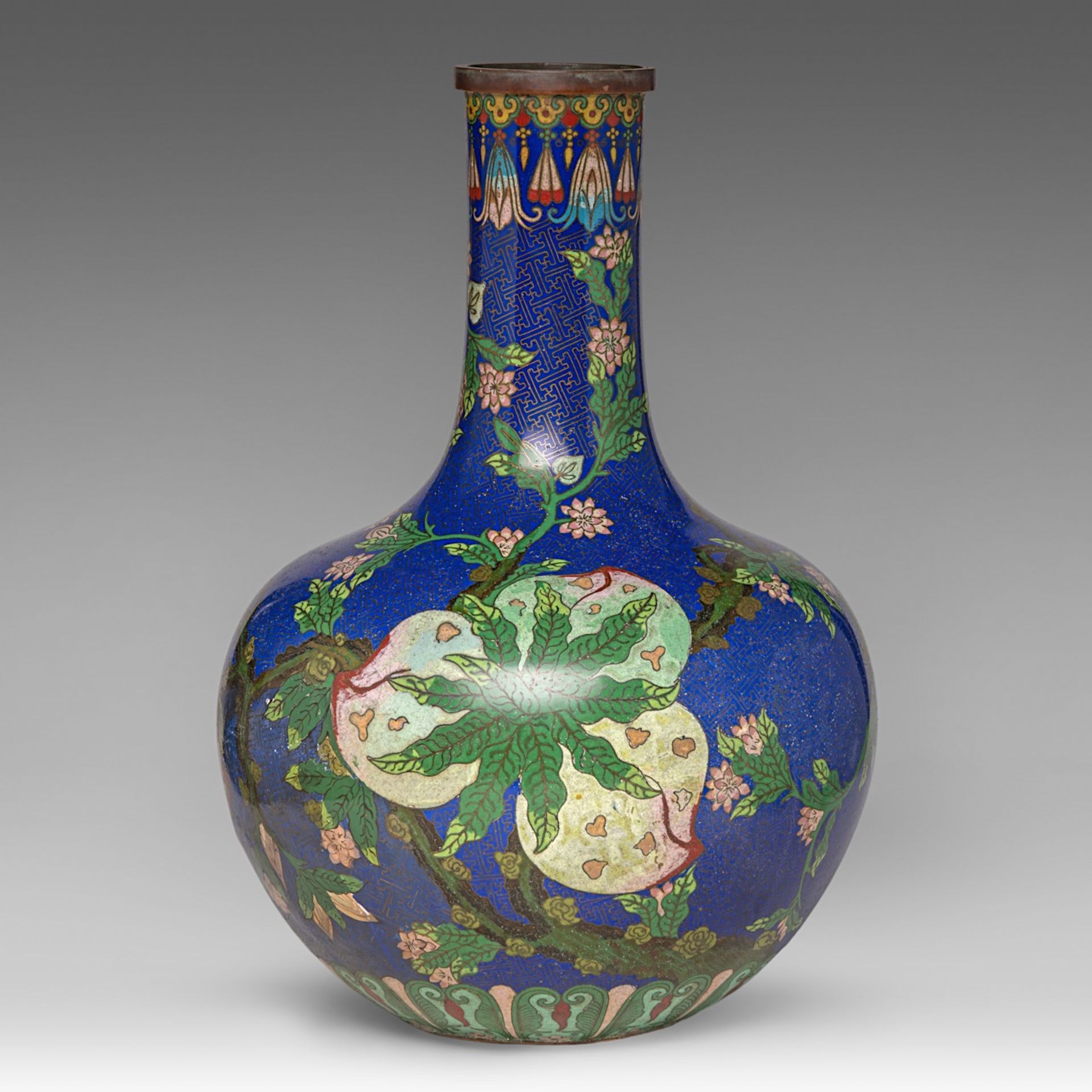 A Chinese cloisonne enamelled 'Nine Peaches' bottle vase, Republic period, H 47,5 cm - Bild 3 aus 6